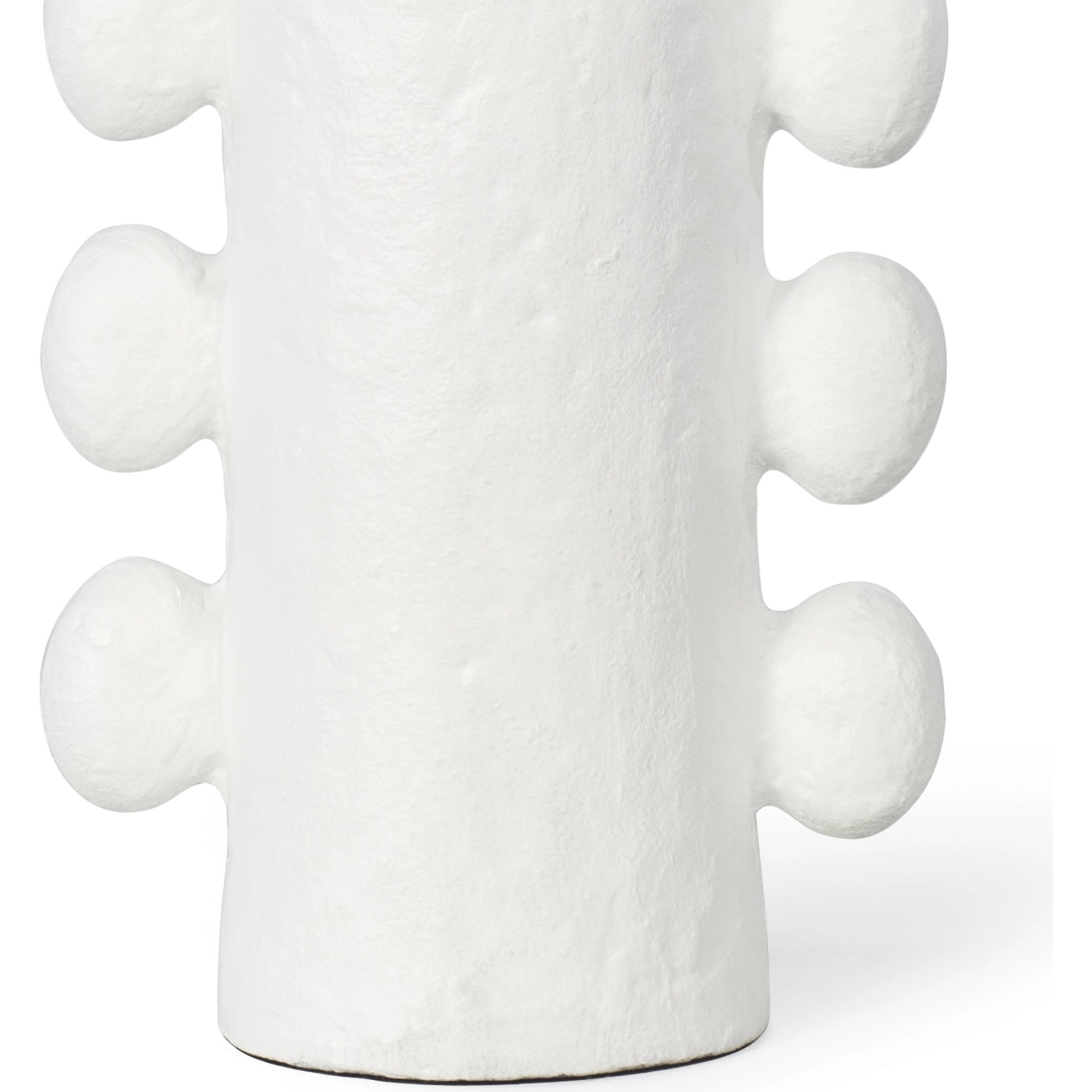 Sanya Table Lamp by Regina Andrew in white. Made from aluminum in a modern style.