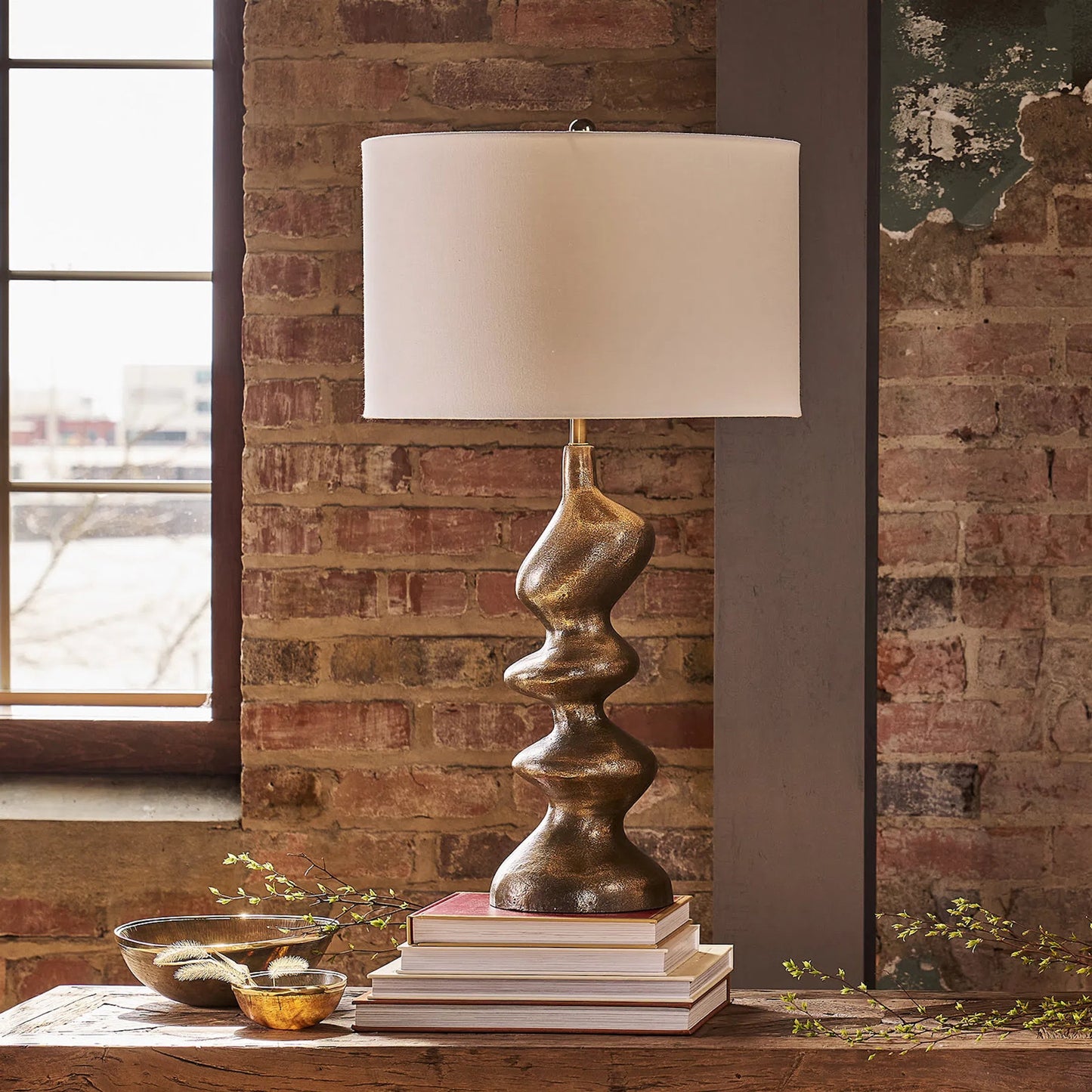 002 SI-2441198 | Lifestyle | Blobby Table Lamp by Regina Andrew in brass. Made from aluminum in a modern style.