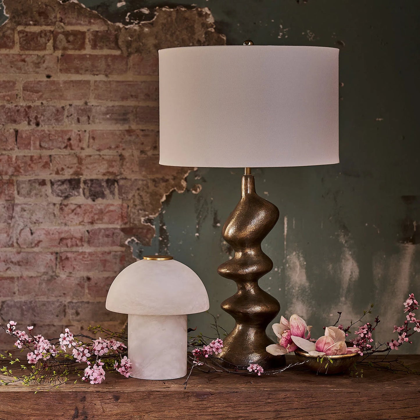 004 SI-2441198 | Lifestyle | Blobby Table Lamp by Regina Andrew in brass. Made from aluminum in a modern style.