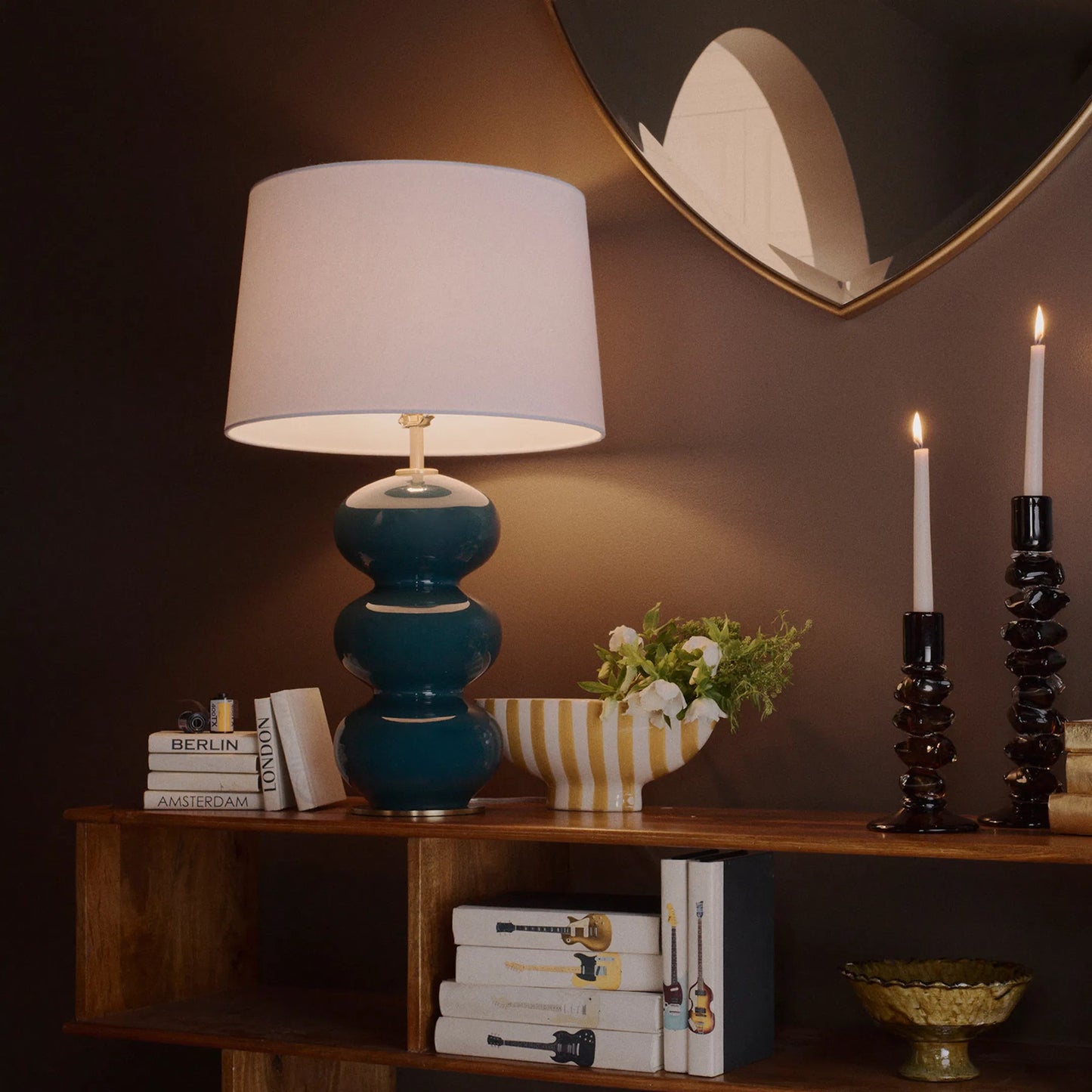 002 SI-2628996 | Lifestyle | Hewitt Ceramic Table Lamp by Regina Andrew in blue and turquoise. Made from ceramic in a unique style.