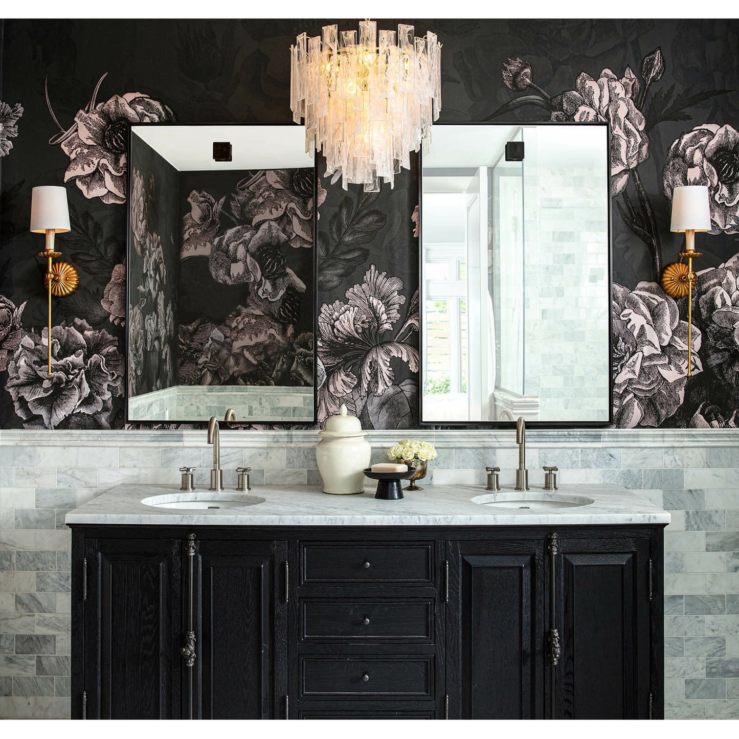 009 S-286808 | Lifestyle | Clove Sconce Single by Regina Andrew in gold and antique gold leaf. Made from iron in a traditional style.