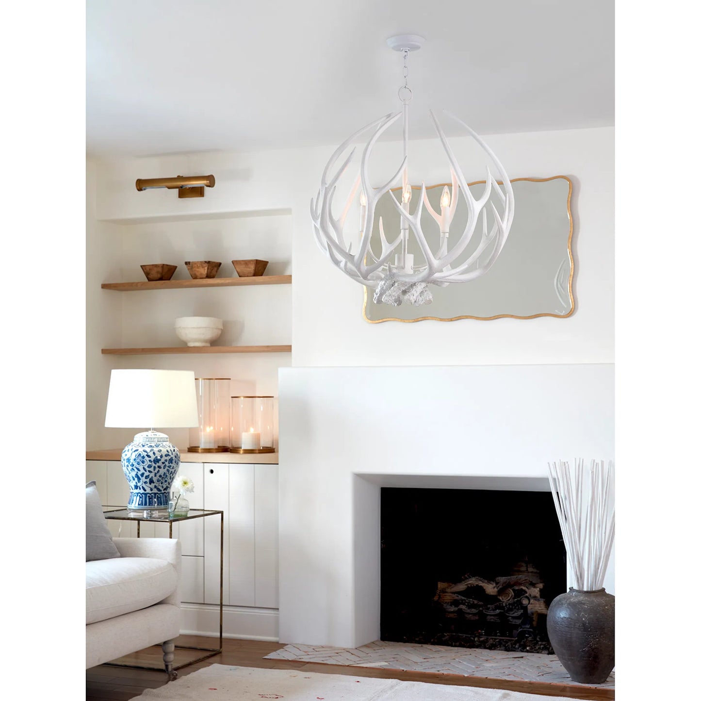 037 SI-2262663 | Lifestyle | Tate Picture Light by Regina Andrew. Made from steel in a modern style.