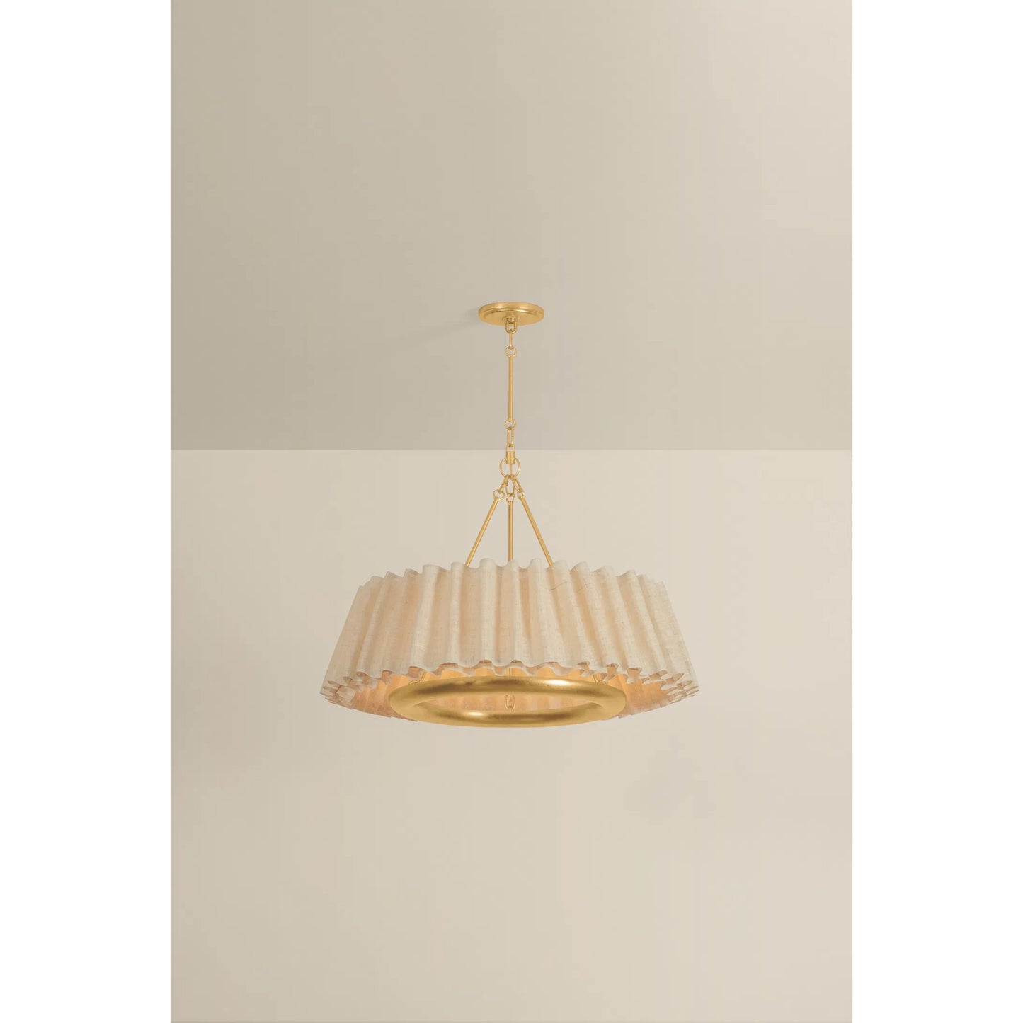 005 SI-2544187 | Lifestyle | Beechford Chandelier by Hudson Valley in vintage gold leaf. Made from natural woven in a unique style.