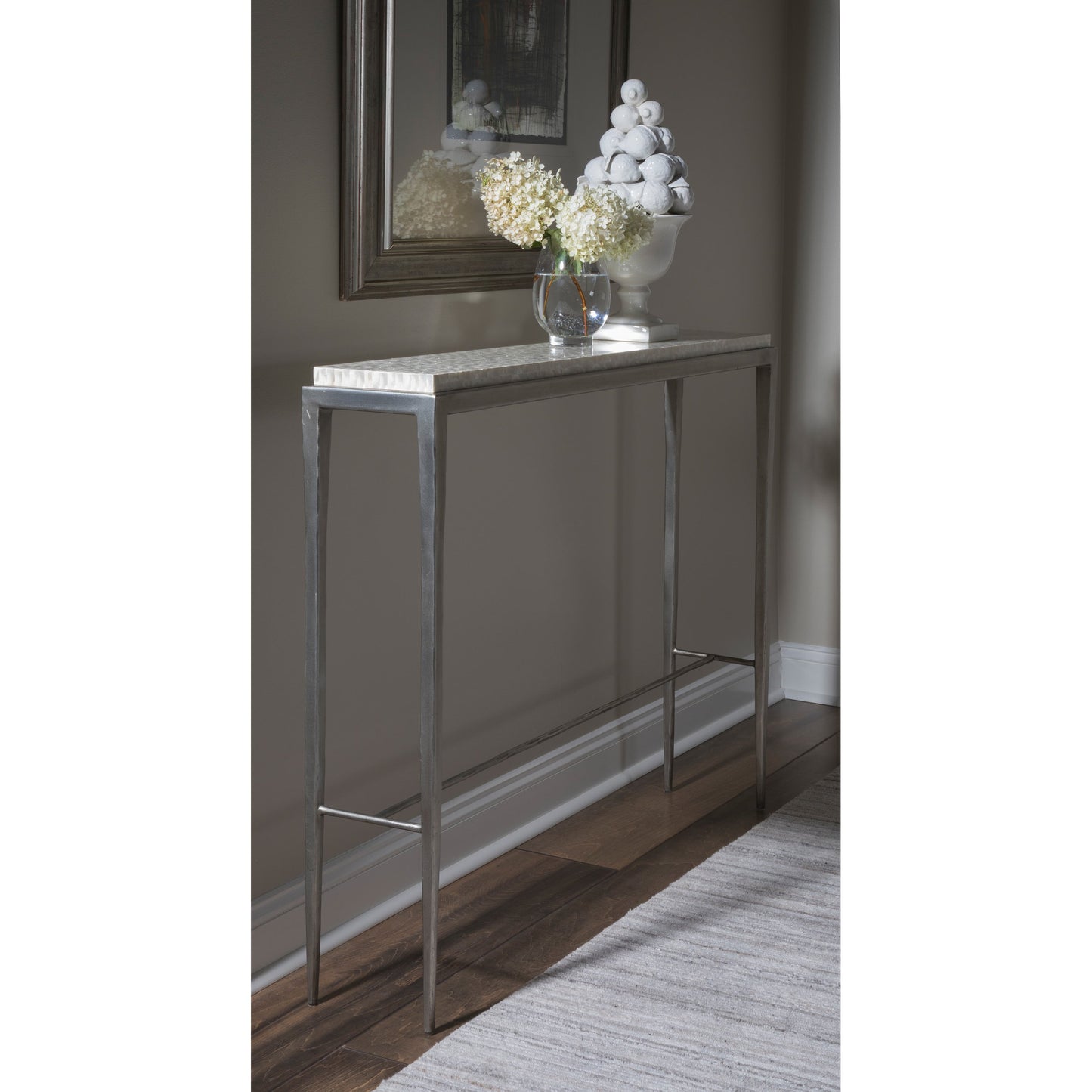 004 SR-834228 | Lifestyle | Brilliante Shallow Console by Artistica Home. Made from unique in a modern style.