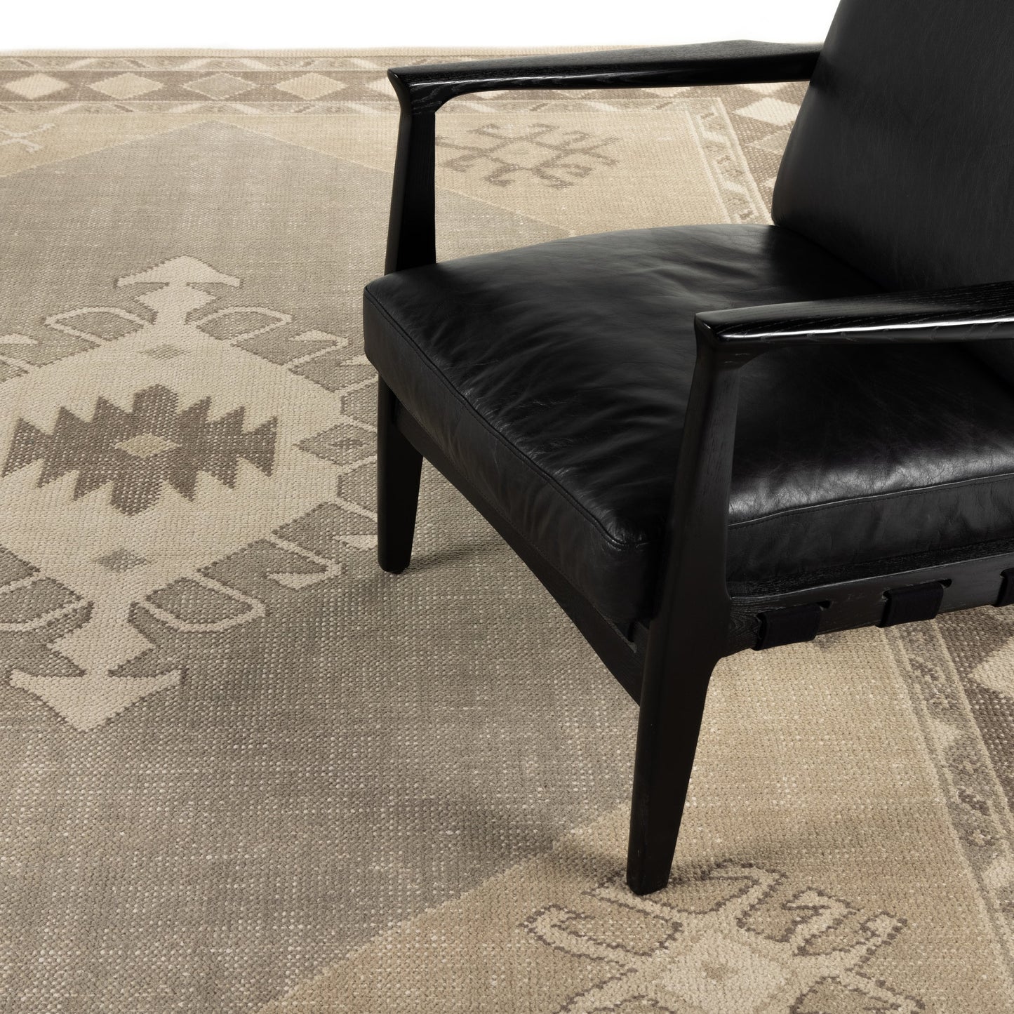004 SI-1800012 | Lifestyle | Samsa Rug by Four Hands in taupe. Made from 60% cotton, 40% wool in a unique style.