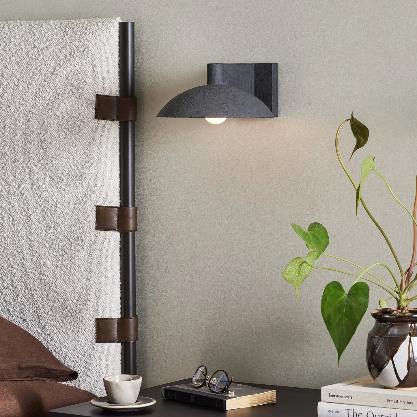 006 SI-2332184 | Lifestyle | Santorini Sconce by Four Hands in matte black plaster. Made from iron, thermoplastic in a modern style.
