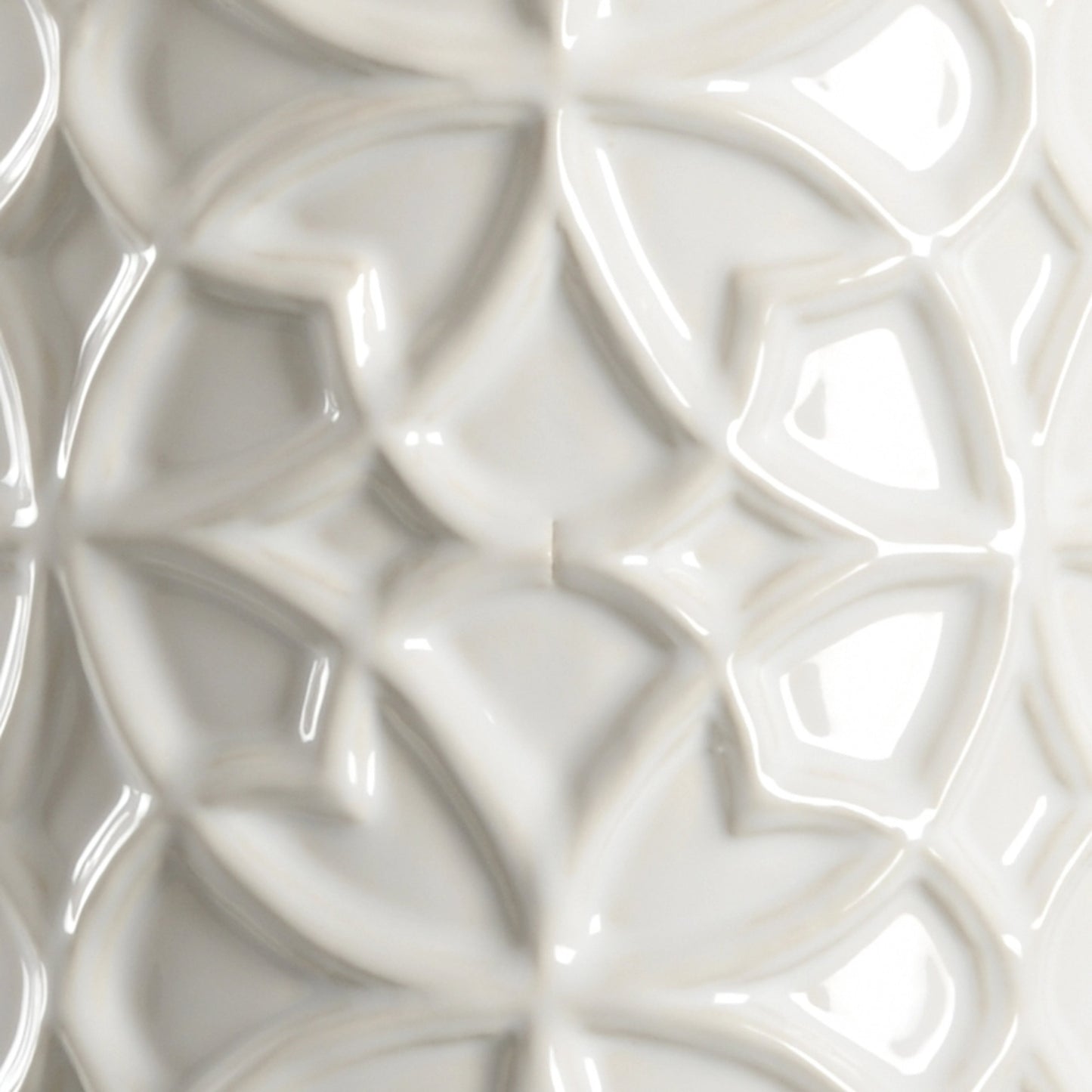 027 SR-385114 | Closeup | Cornelia Lamp by Wildwood in snow white glaze, antique silver leaf. Made from ceramic, porcelain in a transitional style.