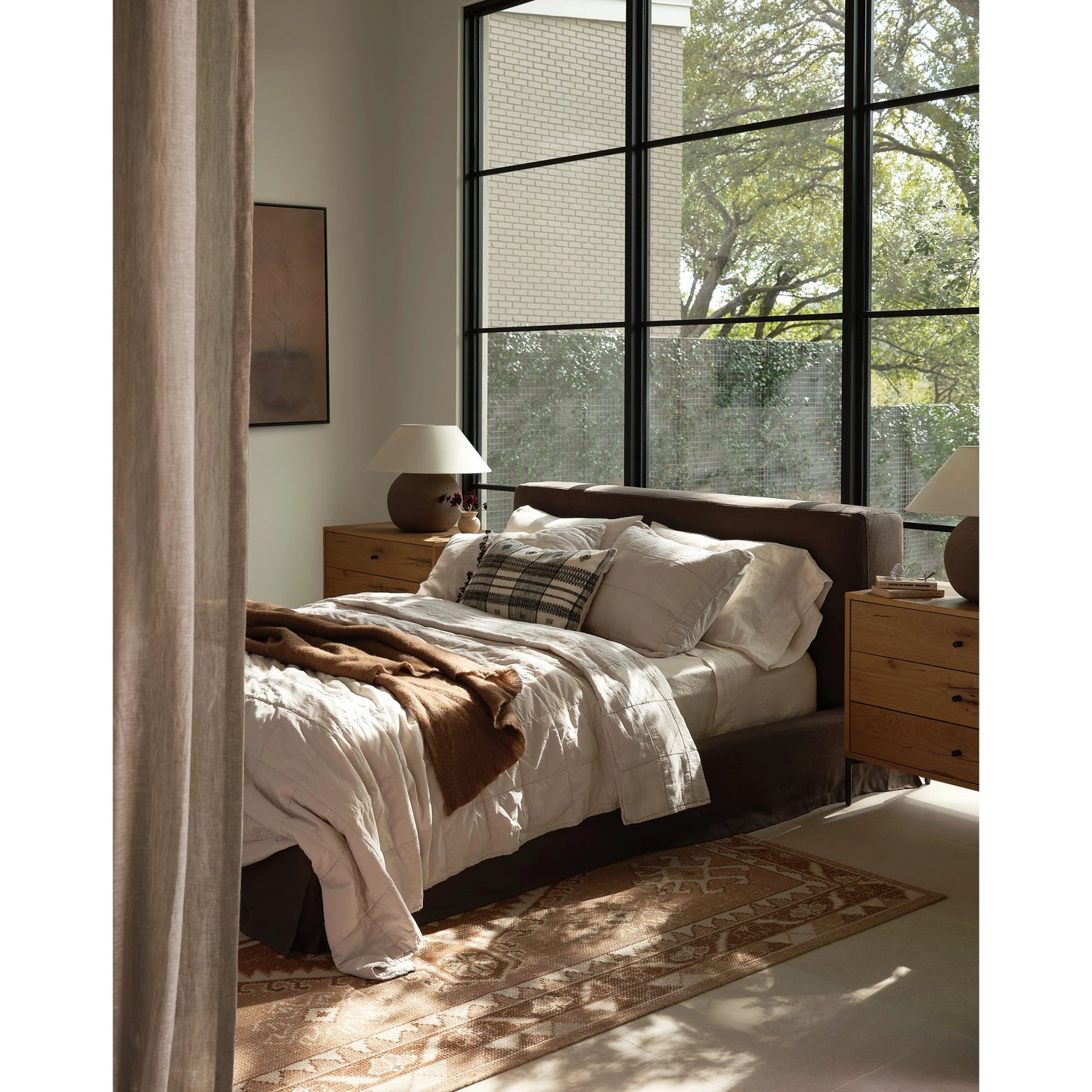 076 SI-1980024 | Lifestyle | Aidan Slipcover Bed by Four Hands. Made from 100% flax, linen, iron, 100% polyester in a modern style.