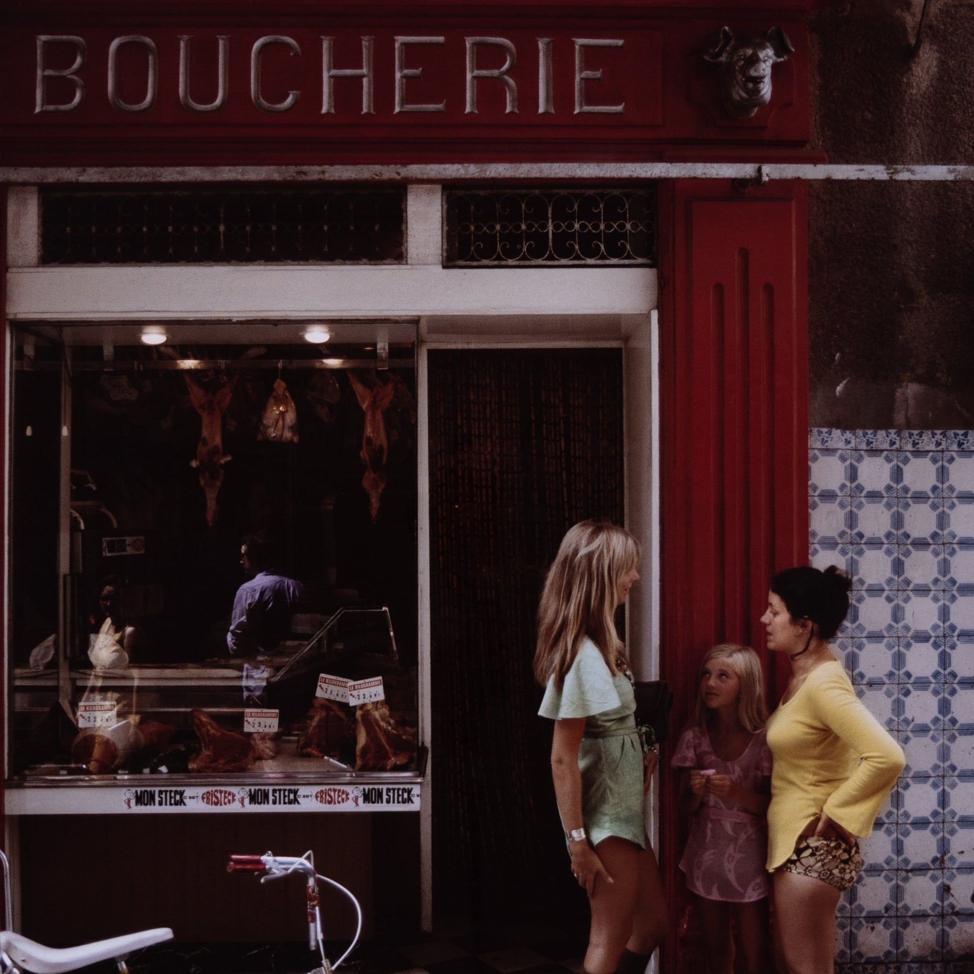 Saint-Tropez Boucherie by Slim Aarons by Four Hands. Made from white maple, gloss white chromaluxe in a transitional style.