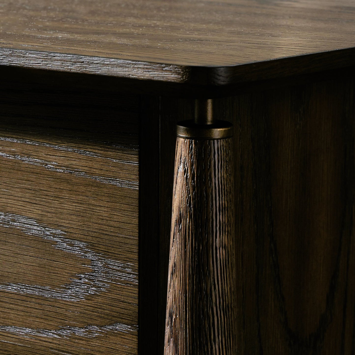 007 SI-2158294 | Closeup | Markia Executive Desk by Four Hands in aged oak veneer, rubbed bronze and aged oak veneer. Made from oak veneer, solid oak, iron in a modern style.