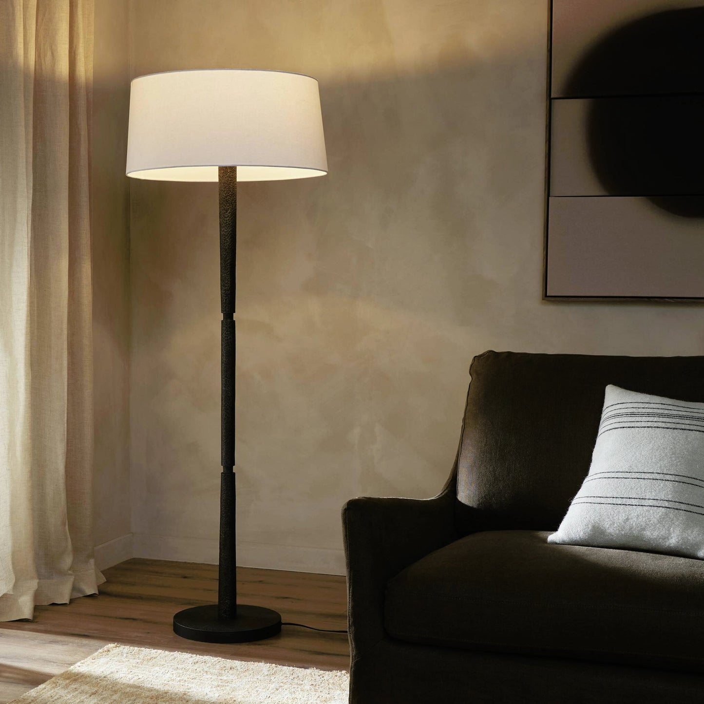 007 SI-2158156 | Lifestyle | Fernando Floor Lamp by Four Hands in forged black. Made from aluminum, thermoplastic in a modern style.