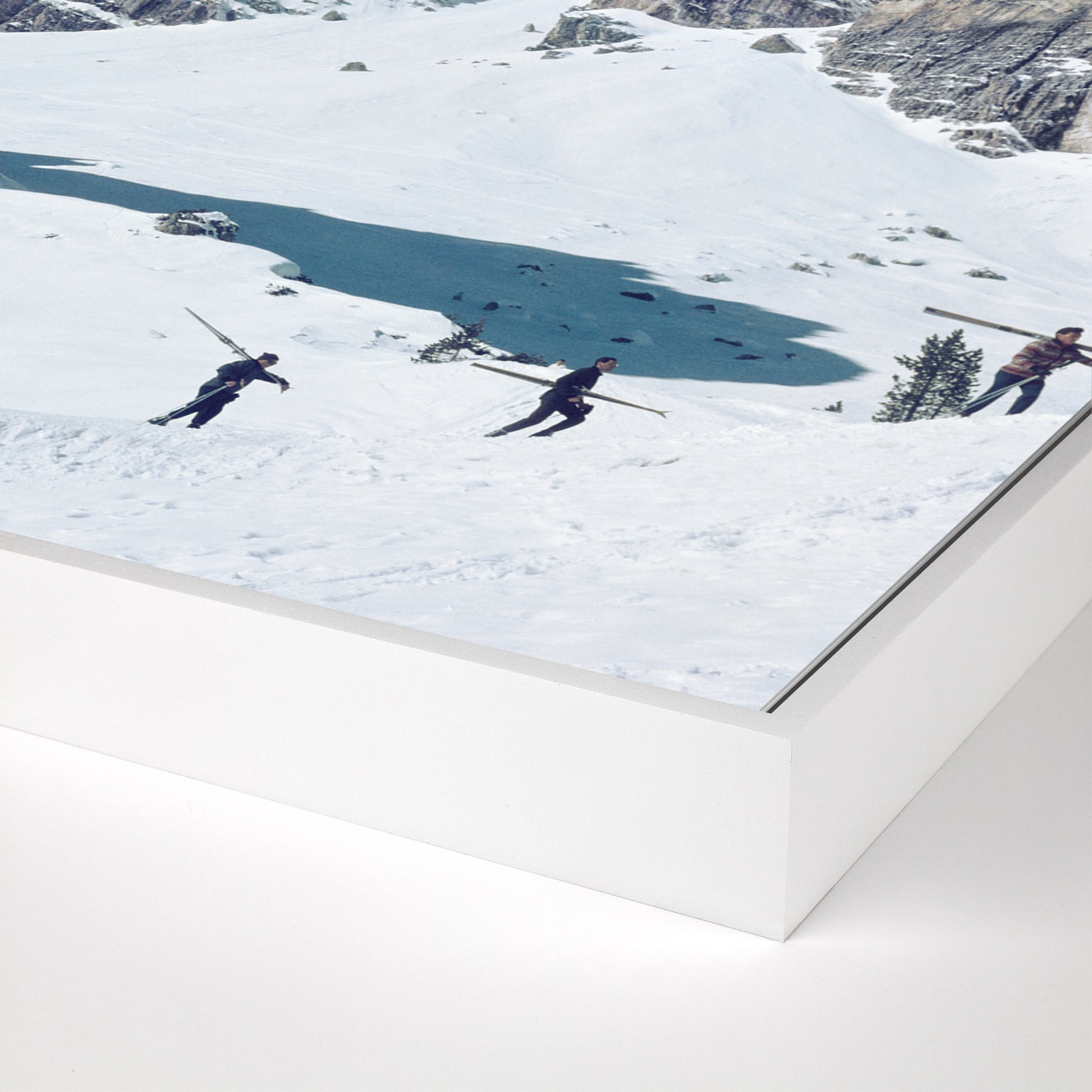 Cortina D'ampezzo by Slim Aarons by Four Hands. Made from american maple, gloss white chromaluxe in a modern style.