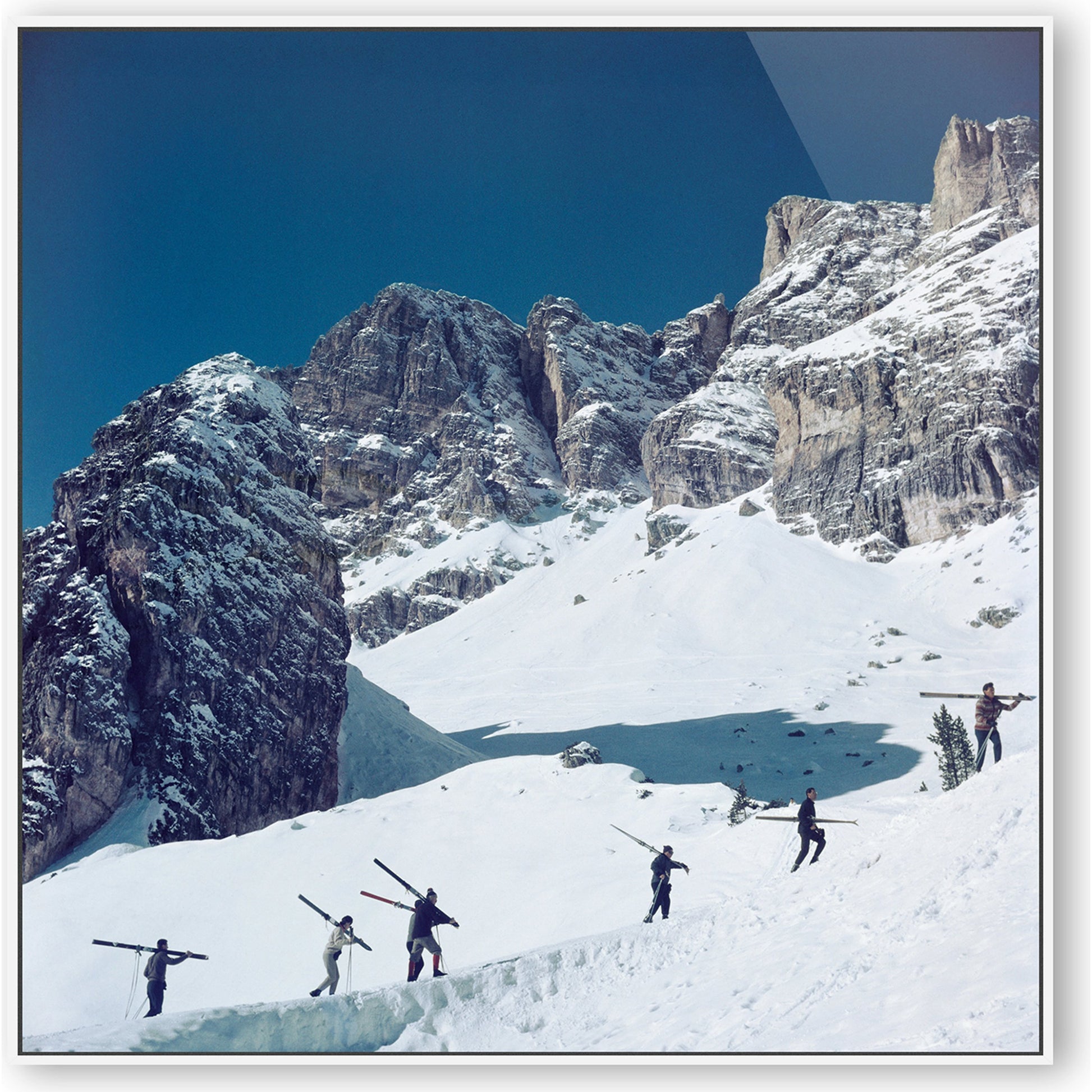 Cortina D'ampezzo by Slim Aarons by Four Hands. Made from american maple, gloss white chromaluxe in a modern style.