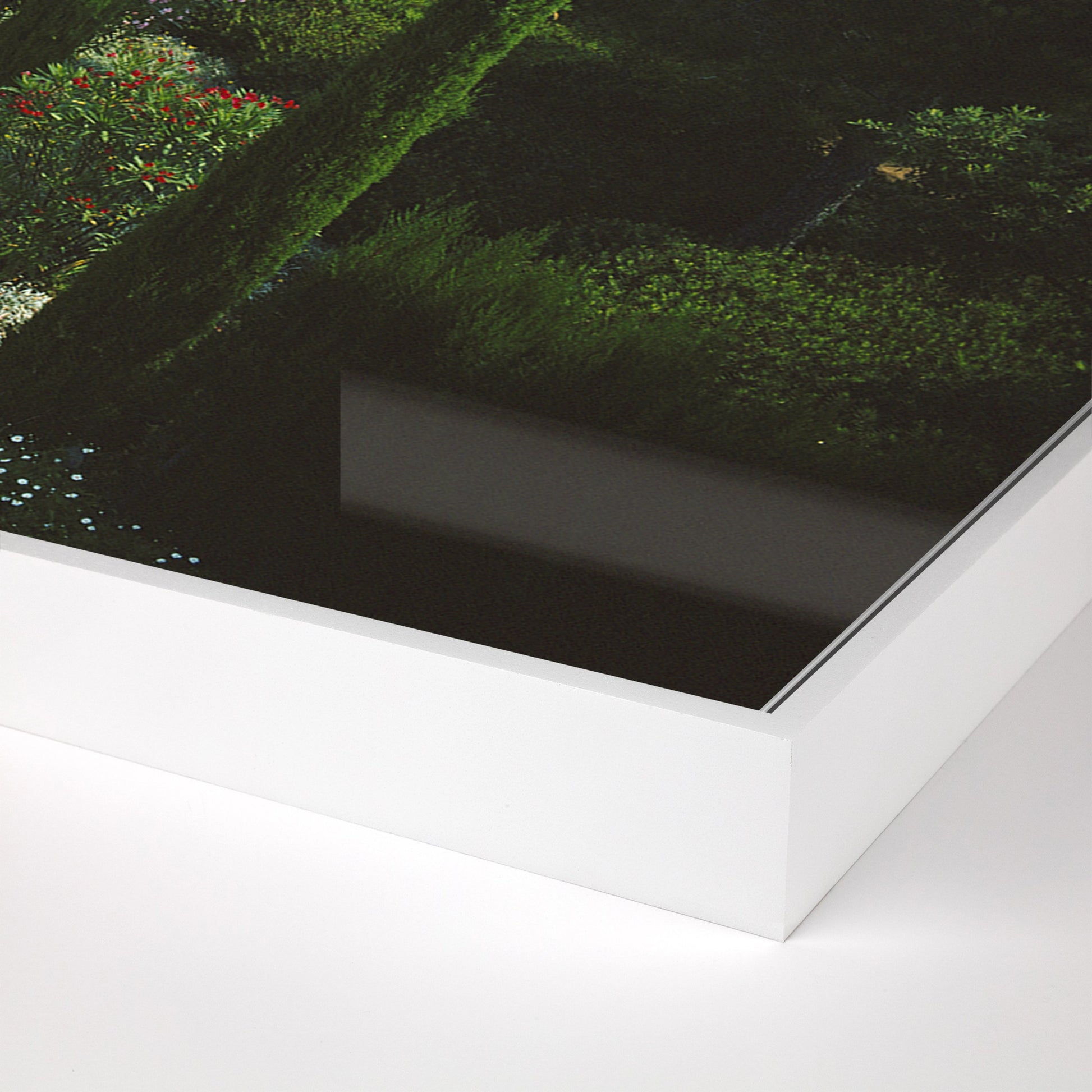 Les Sophores by Slim Aarons by Four Hands. Made from white maple, gloss white chromaluxe in a modern style.