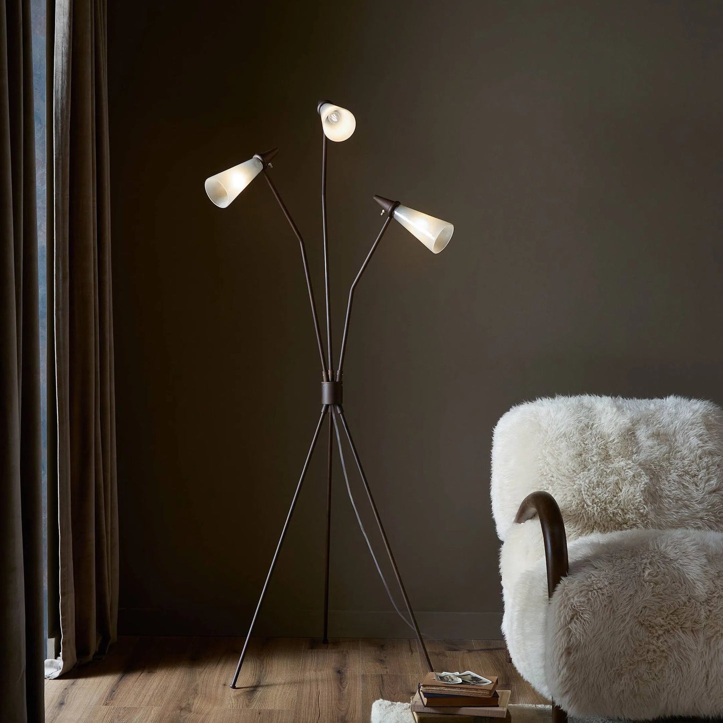 009 SI-2524107 | Lifestyle | Ludwig Floor Lamp by Four Hands in frosted glass, rust. Made from glass, iron in a modern style.