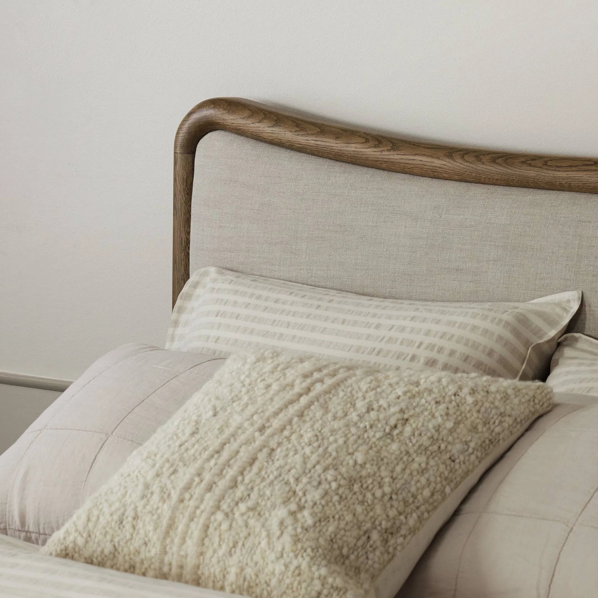 Dover Bed by Four Hands in hockney linen, rustic amber oak veneer. Made from 86% polyester, 14% flax/linen, thick oak veneer, solid oak in a transitional style.