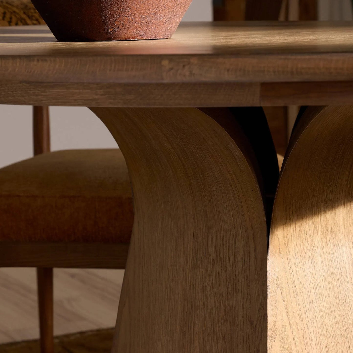 010 SI-2531638 | Closeup | Isabella Dining Table by Four Hands in warm natural oak veneer. Made from oak veneer, solid oak in a unique style.