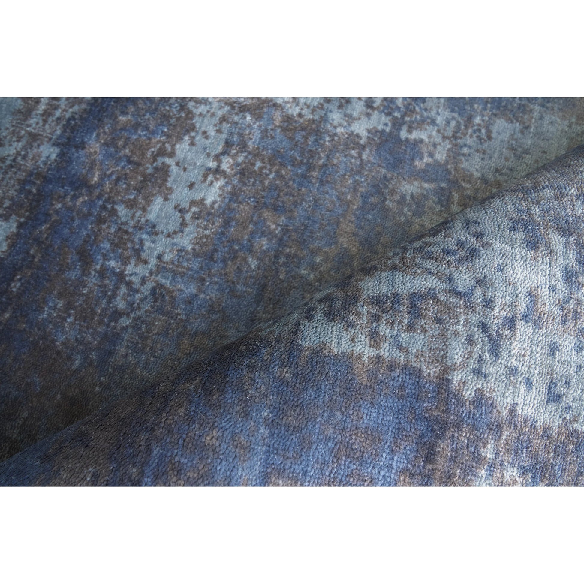 Antolini 2528 Rug by Exquisite Rugs in blue, gray. Made from bamboo silk in a unique style.