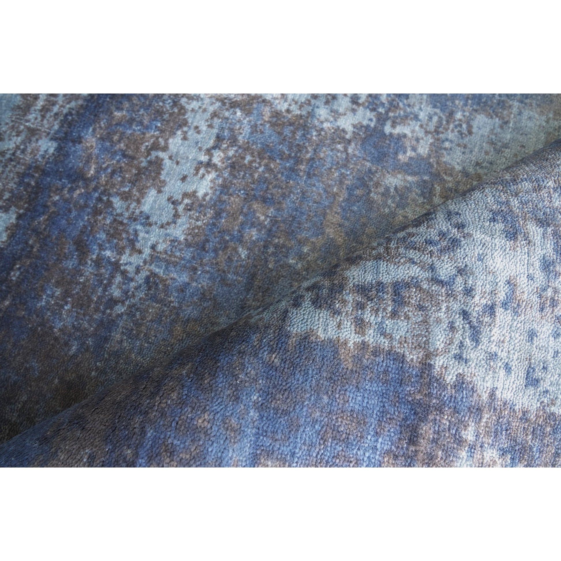 Antolini 2528 Rug by Exquisite Rugs in blue, gray. Made from bamboo silk in a unique style.