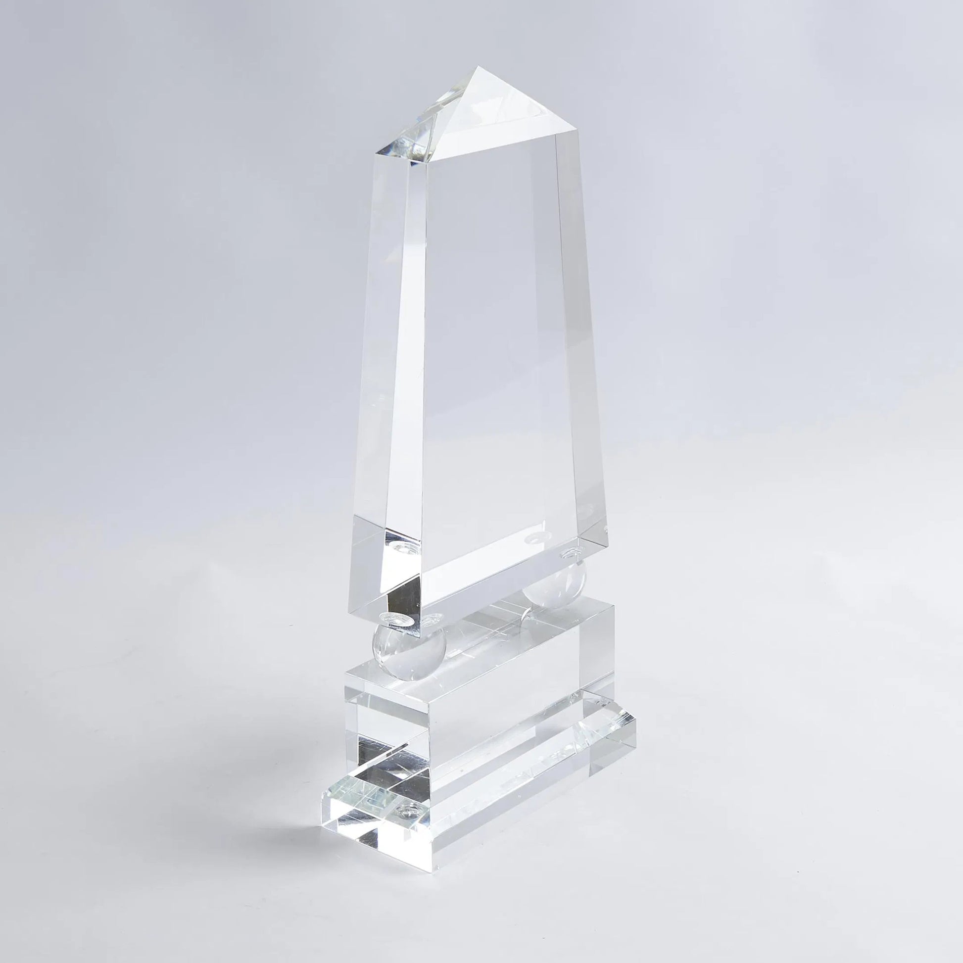 Crystal Obelisk by Global Views. Made from crystal in a modern style.