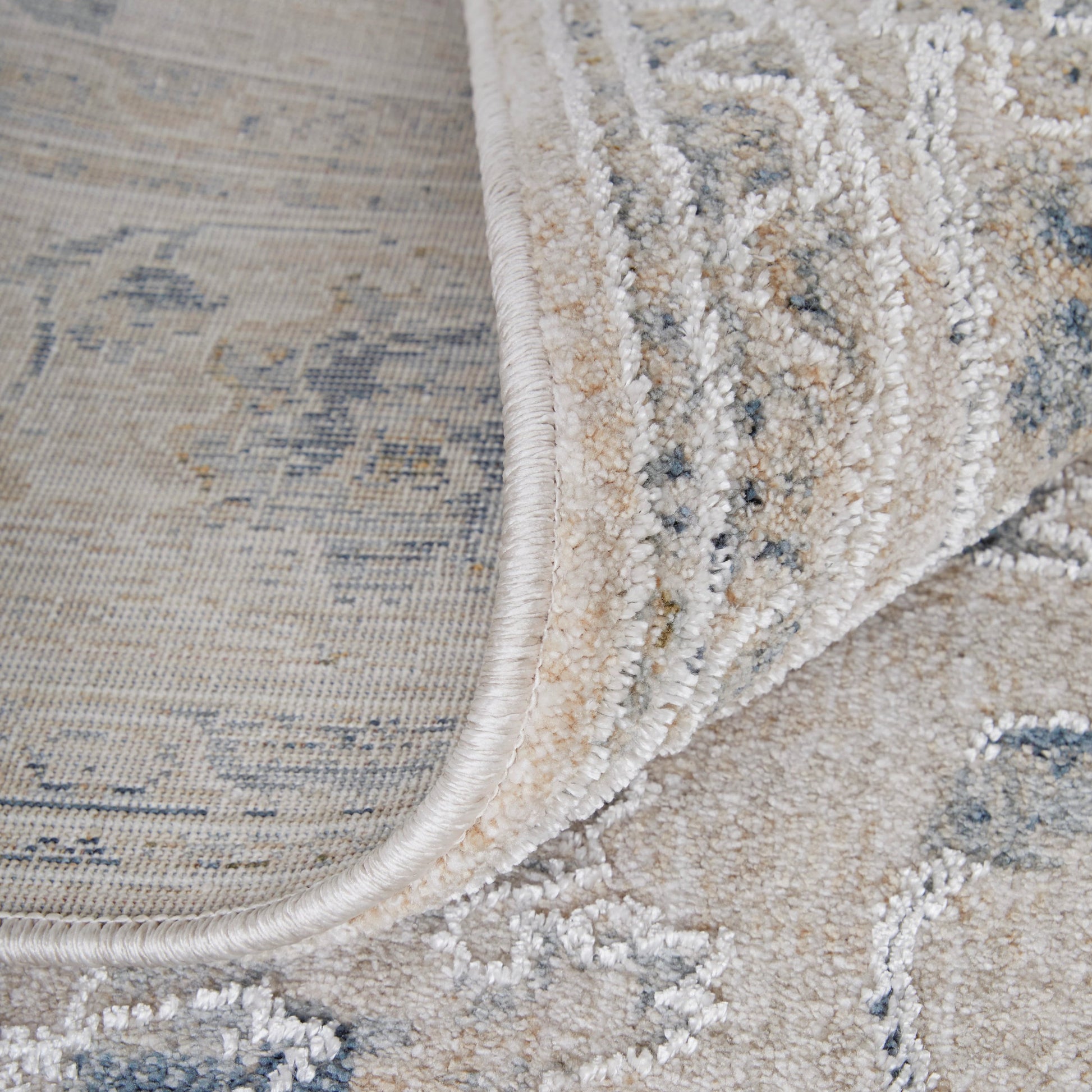 Pasha Transitional & Botanical Rug - 39M7F by Feizy. Made from polyester in a unique style.
