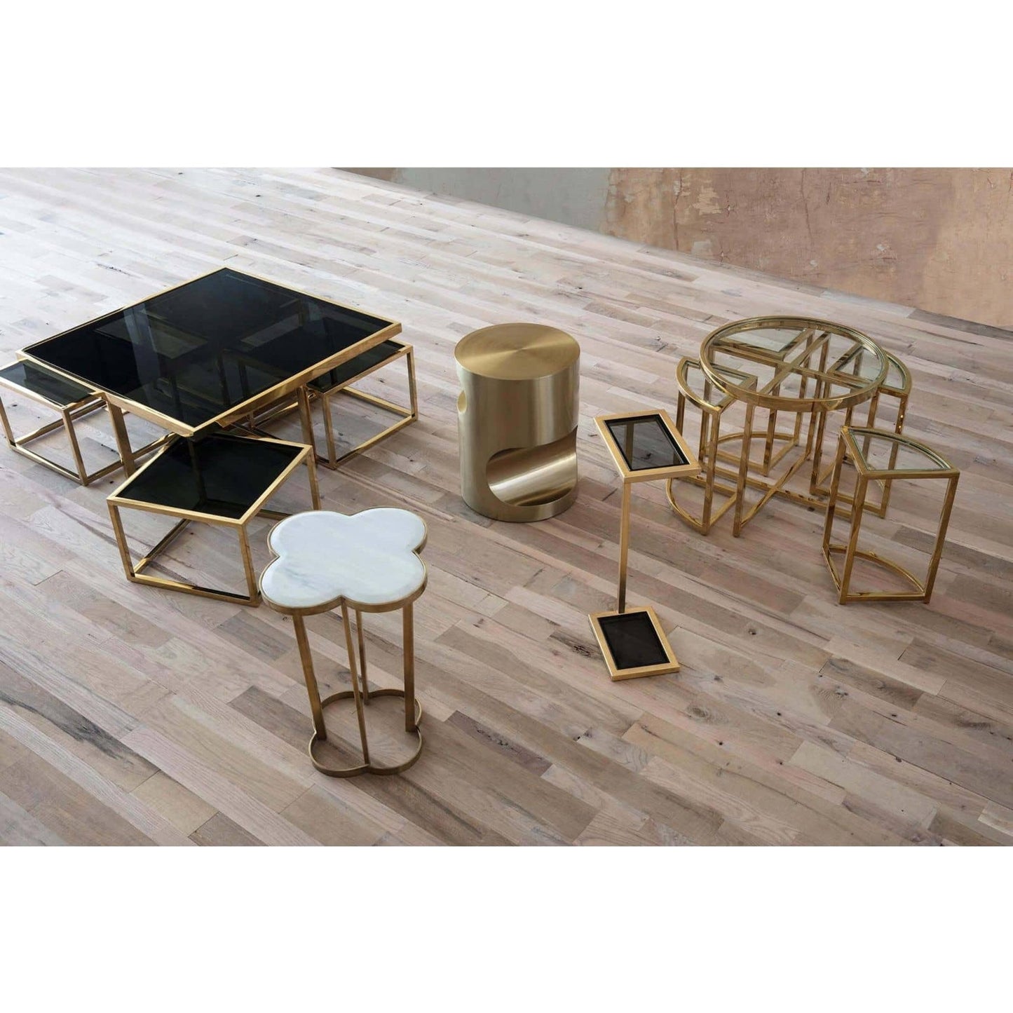 004 S-341545 | Lifestyle | Clover Table by Regina Andrew in brass and natural brass. Made from steel in a modern style.