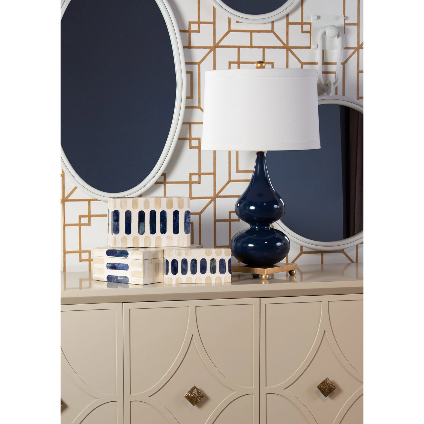 017 SI-2104824 | Lifestyle | Lucia Mirror by Wildwood in matte white, clear, beveled. Made from iron/mirror in a modern style.
