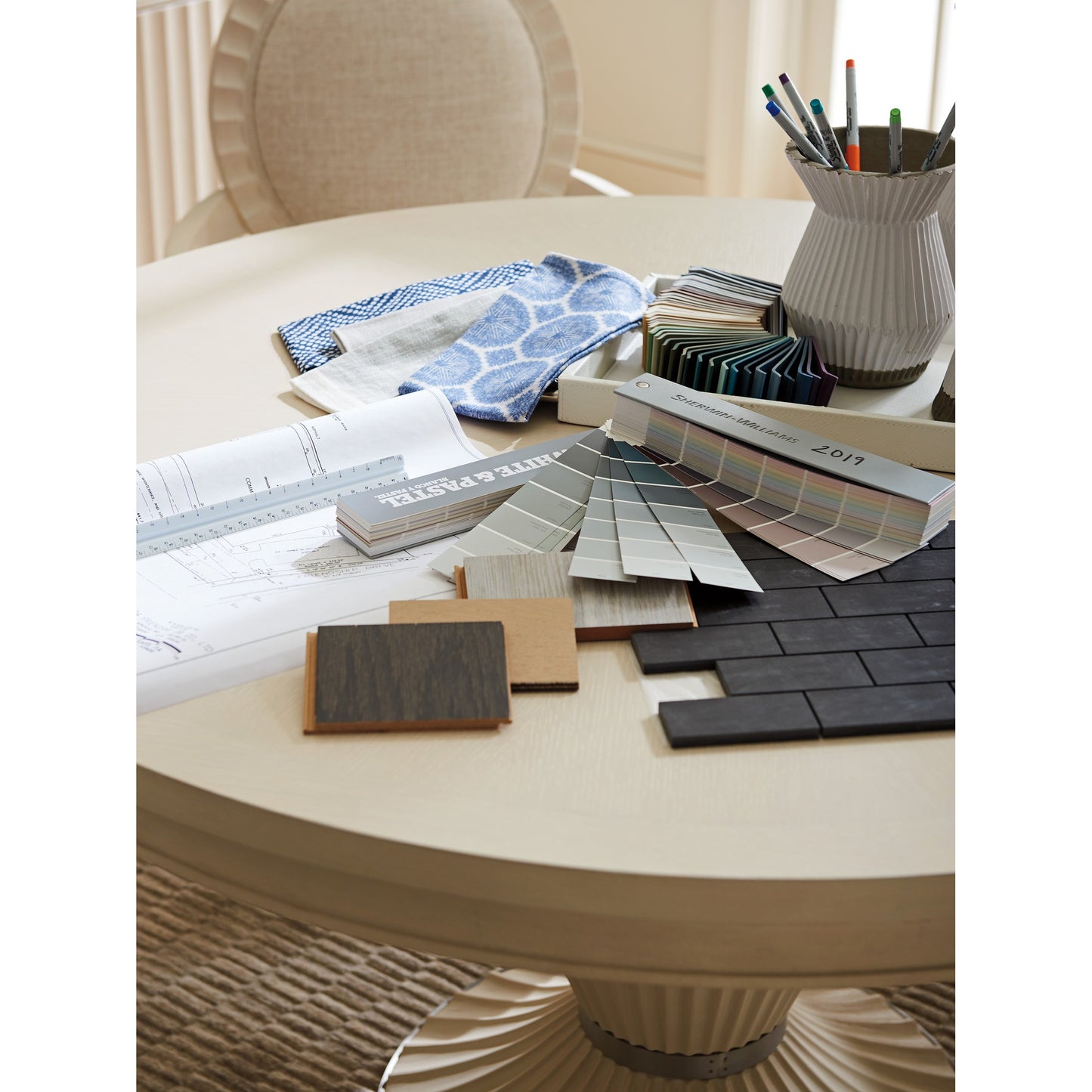 006 SI-1770818 | Lifestyle | Artesia Game Table by Sligh in linen white. Made from unique in a transitional style.