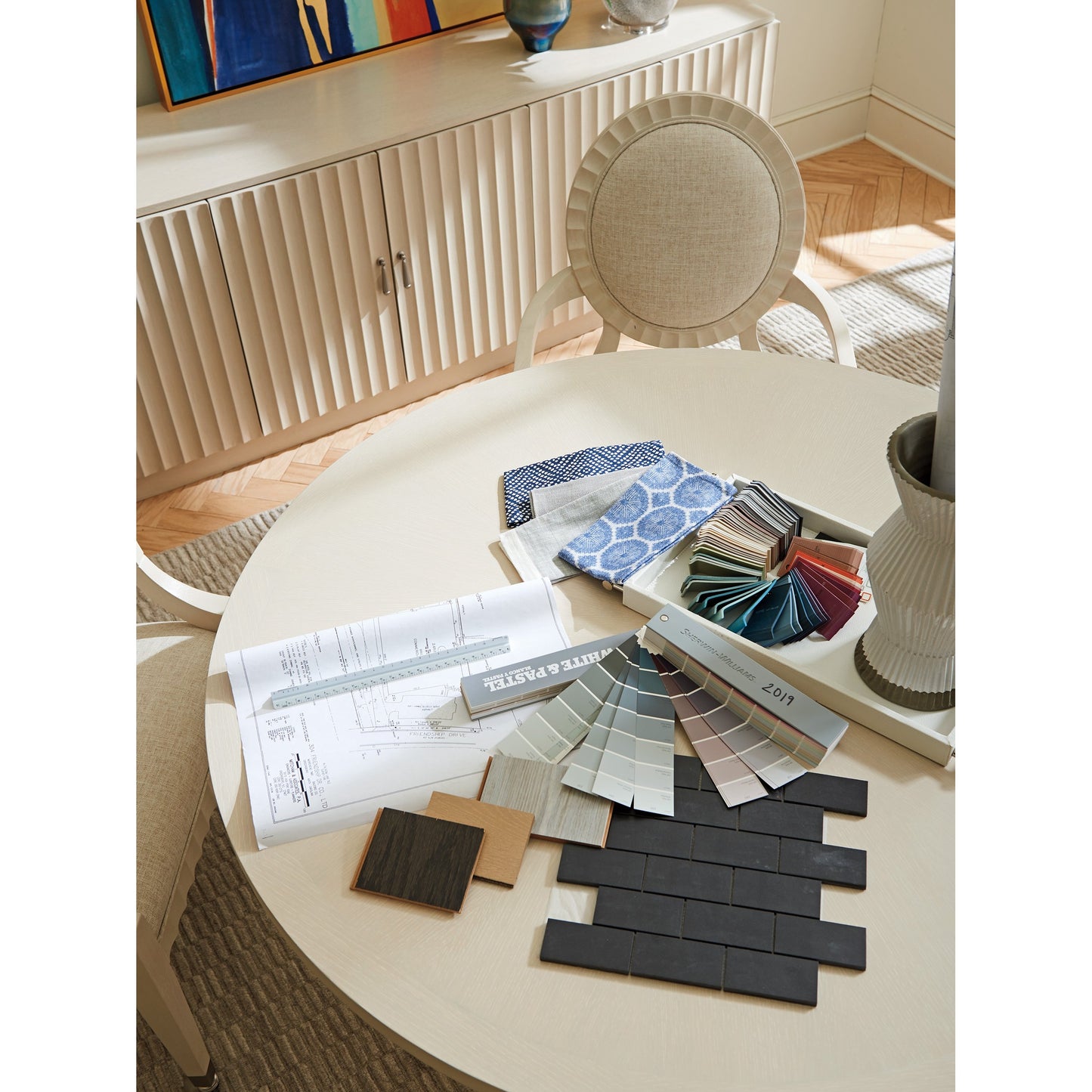 005 SI-1770818 | Lifestyle | Artesia Game Table by Sligh in linen white. Made from unique in a transitional style.