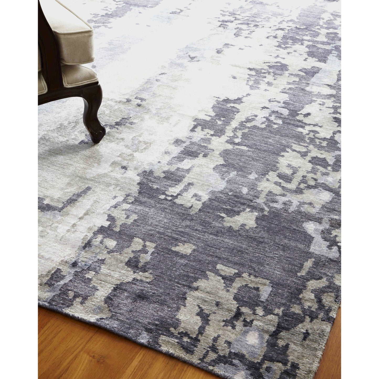 008 SI-1827305,SI-1827307 | Lifestyle | Bamboo Silk 3337 Rug by Exquisite Rugs in blue, gray. Made from bamboo silk in a unique style.