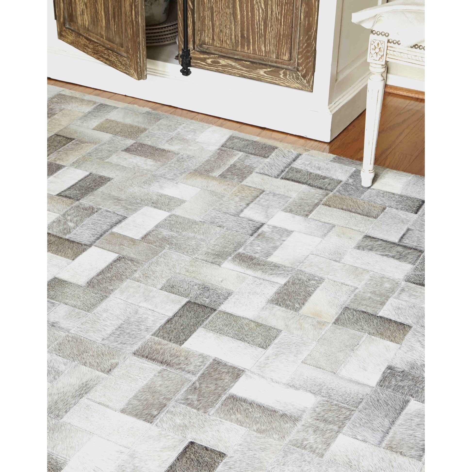 Natural Hide 3353 Rug by Exquisite Rugs in silver. Made from leather hide in a unique style.