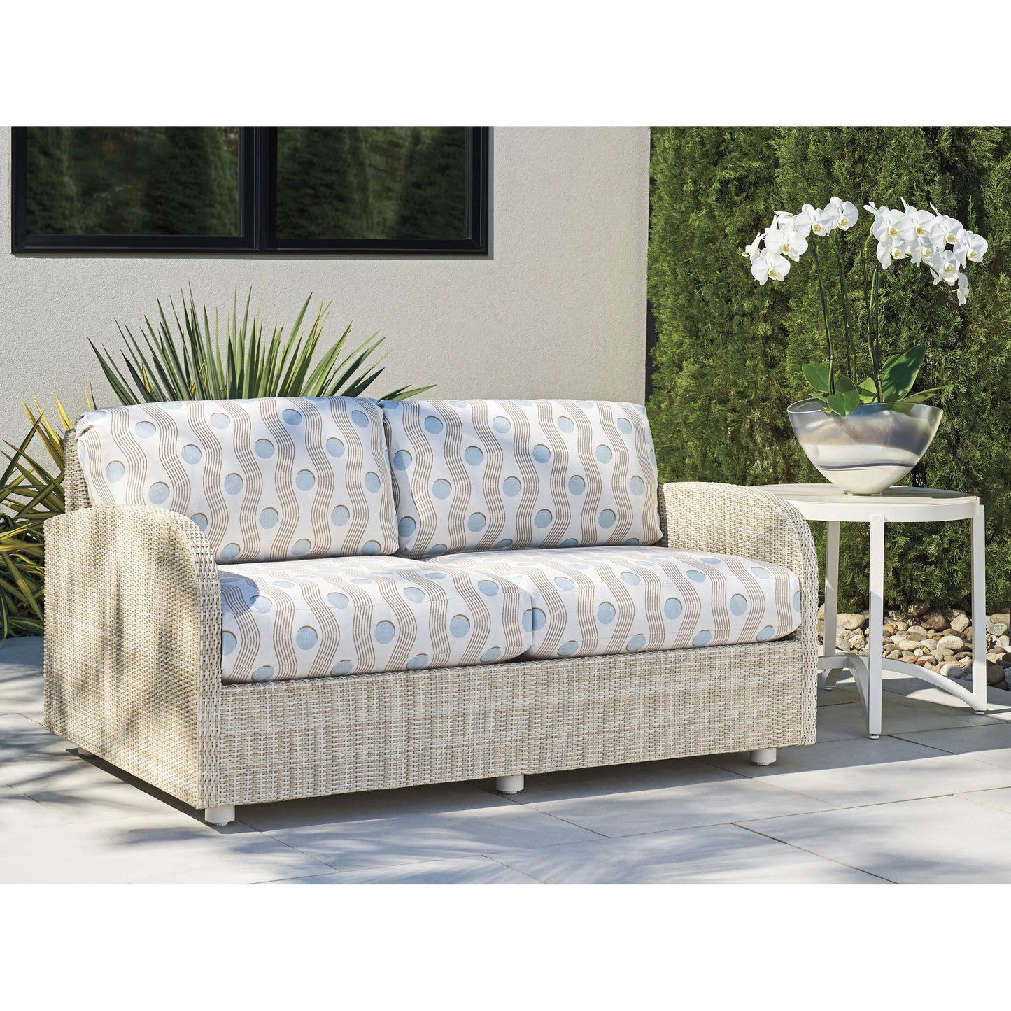 005 SI-2540674 | Lifestyle | Sand Dune Round End Table by Tommy Bahama Outdoor in white. Made from stone, aluminum in a unique style.