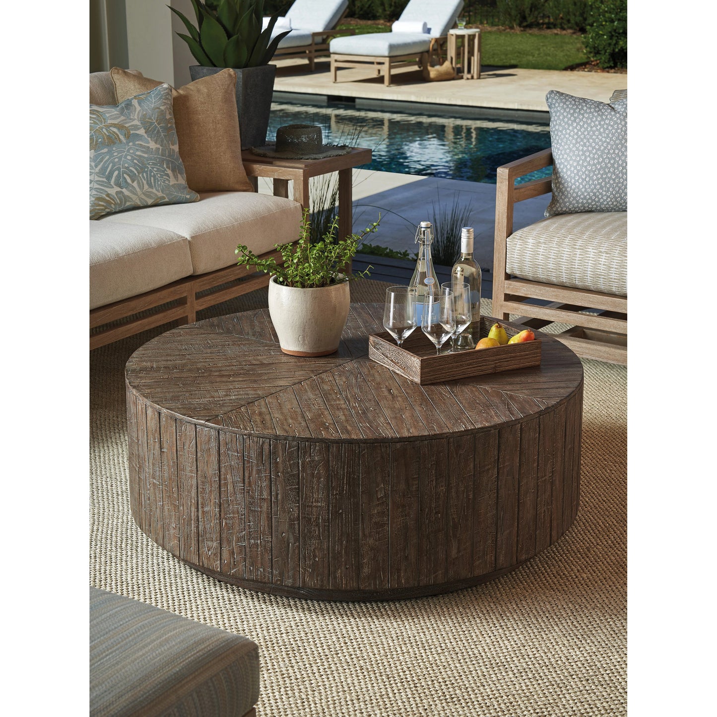 002 SI-2013305 | Lifestyle | Stillwater Cove Round Cocktail Table by Tommy Bahama Outdoor in dark mocha. Made from unique in a modern style.
