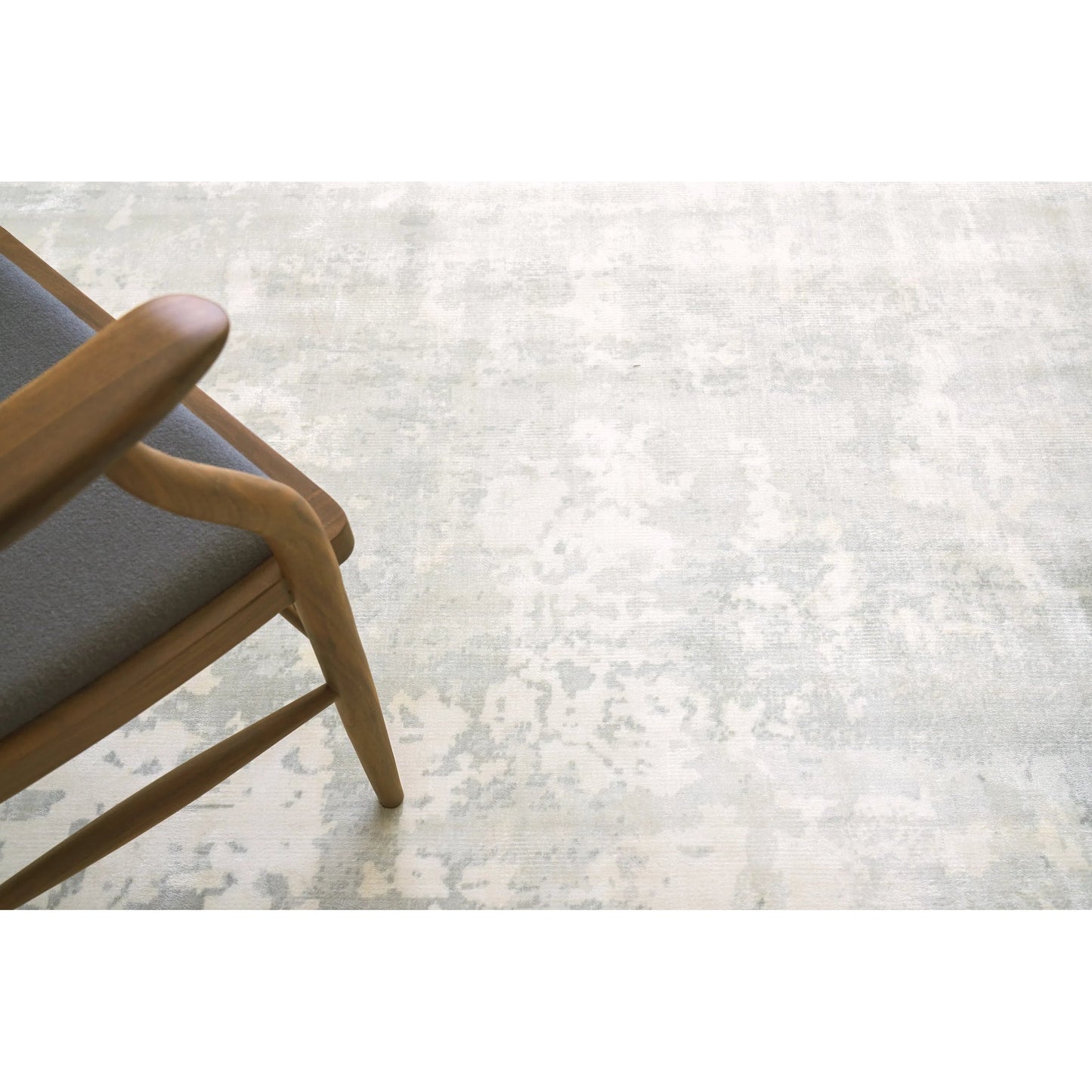 017 SI-2383968 | Lifestyle | Koda 3710 Rug by Exquisite Rugs in silver, gray. Made from bamboo silk in a unique style.