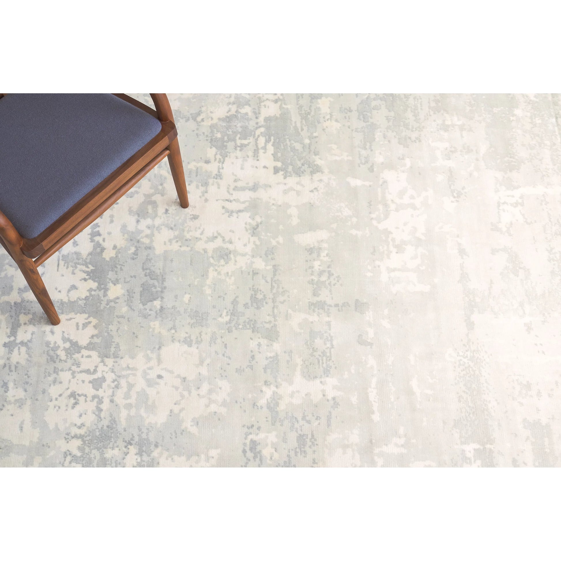 Koda 3710 Rug by Exquisite Rugs in silver, gray. Made from bamboo silk in a unique style.
