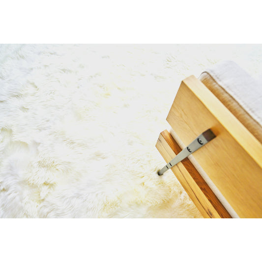 Sheepskin 3845 Rug by Exquisite Rugs in ivory. Made from new zealand sheepskin in a unique style.