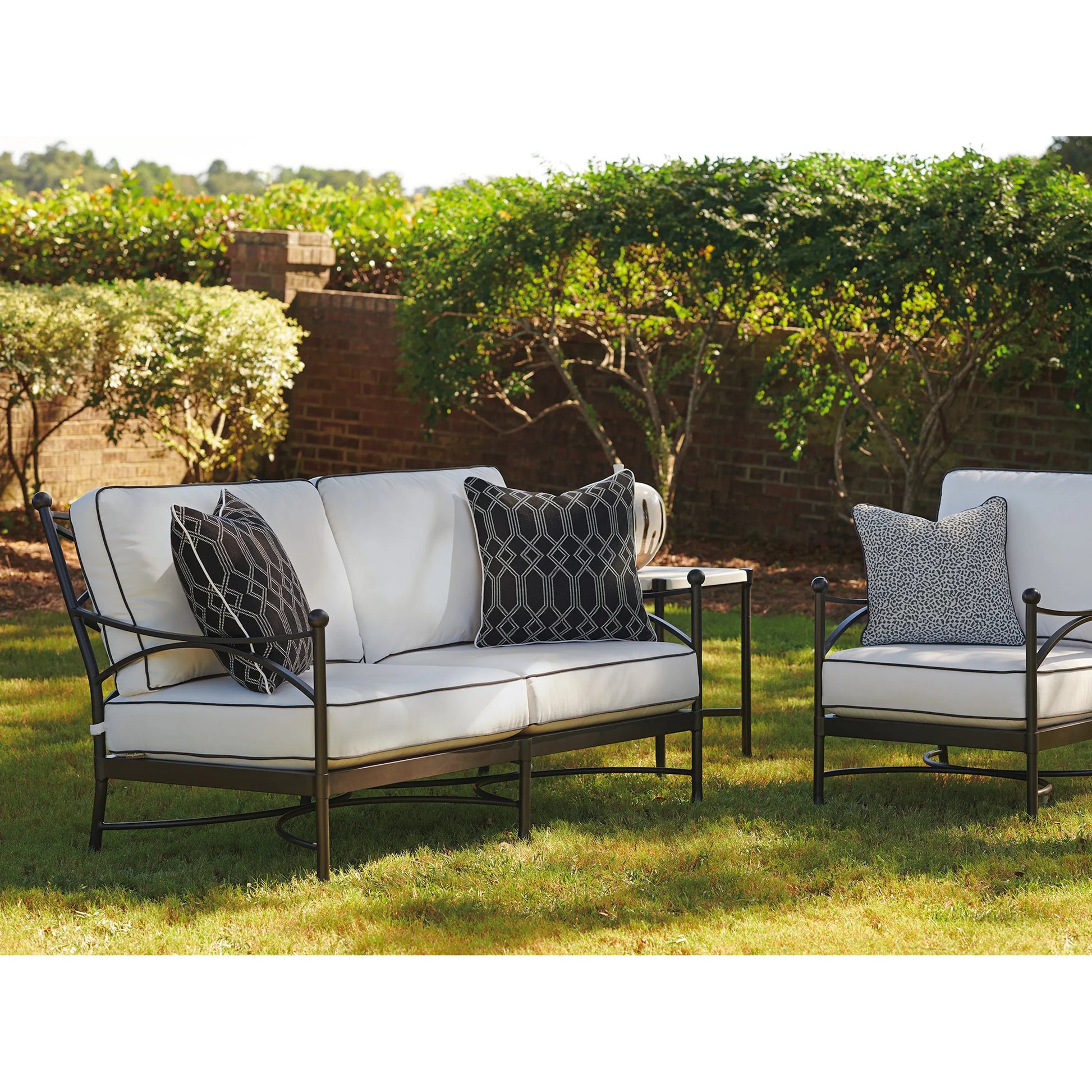 Pavlova Lounge Chair by Tommy Bahama Outdoor. Made from aluminum, fabric in a transitional style.