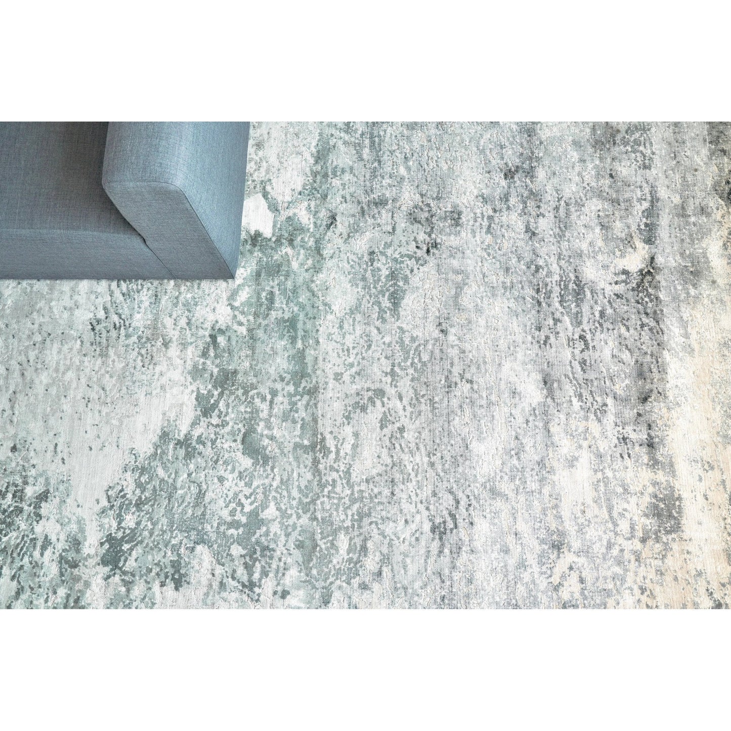 000 SI-2384006 | Lifestyle | Cassina Rug by Exquisite Rugs in dark gray, gray. Made from bamboo silk in a unique style.