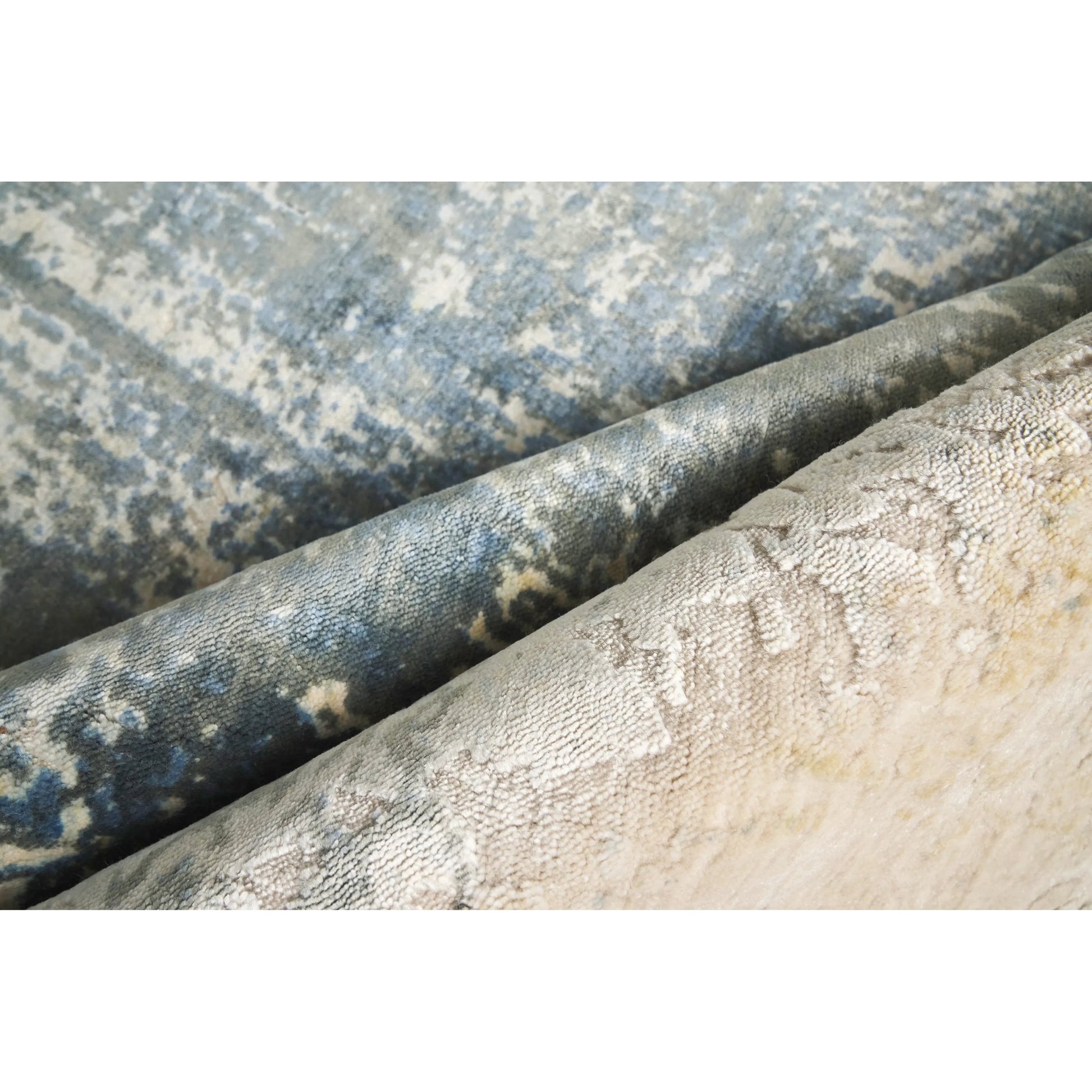 Reflections 3924 Rug by Exquisite Rugs in blue, ivory. Made from bamboo silk in a unique style.