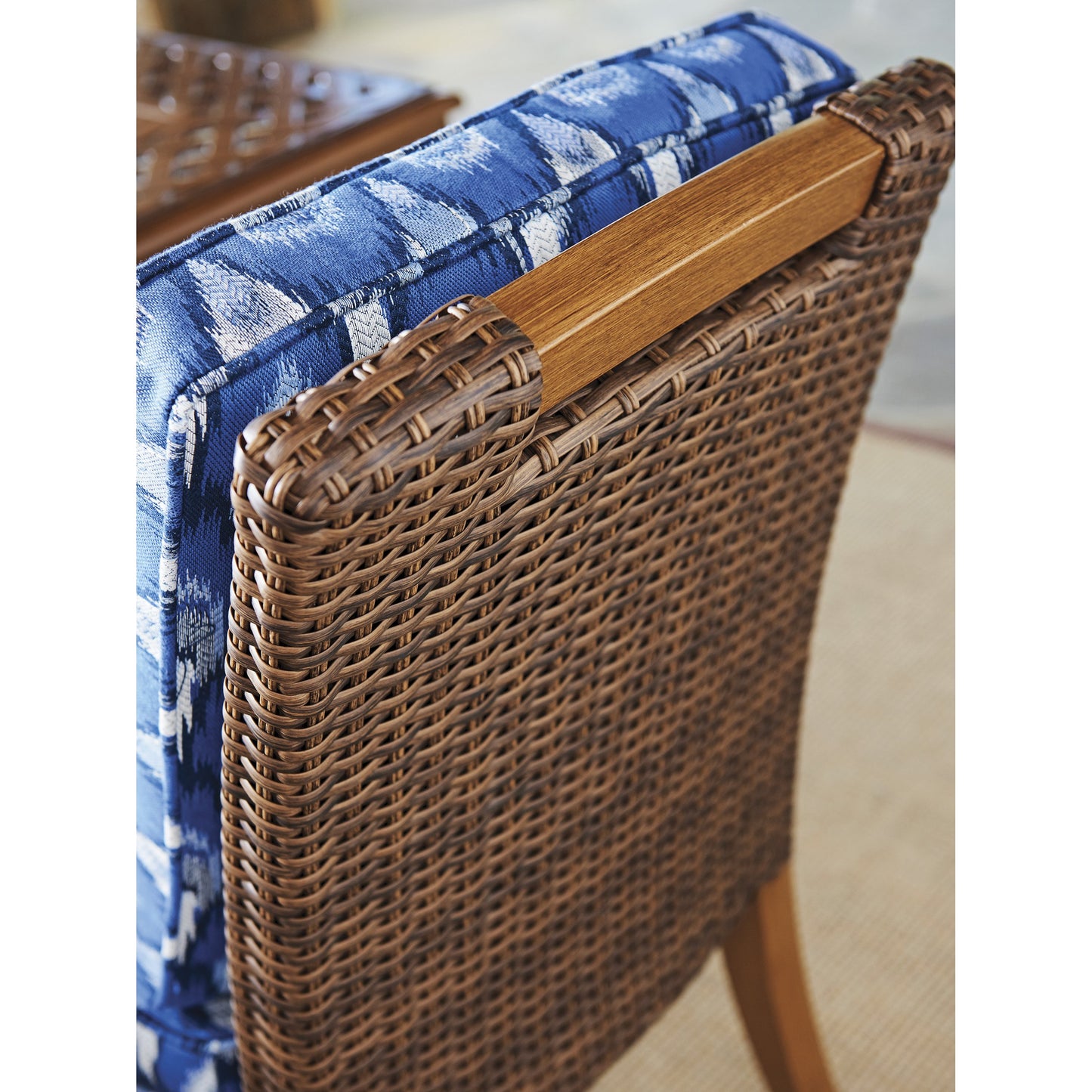 004 SR-836775 | Lifestyle | Harbor Isle Side Dining Chair by Tommy Bahama Outdoor in blue. Made from unique in a coastal style.