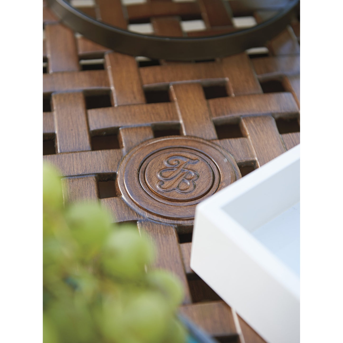004 SR-836759 | Lifestyle | Harbor Isle Round Dining Table by Tommy Bahama Outdoor. Made from unique in a traditional style.