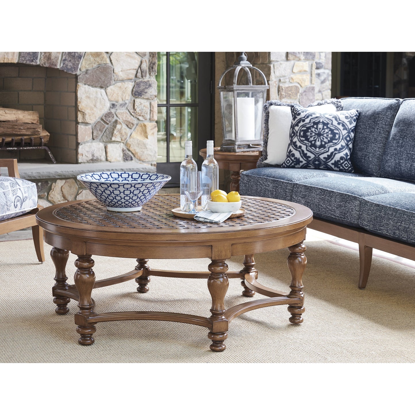 003 SR-836754 | Lifestyle | Harbor Isle Round Cocktail Table by Tommy Bahama Outdoor. Made from unique in a traditional style.