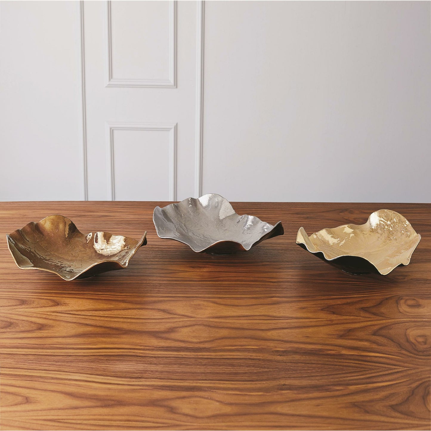 005 SR-828058,SR-828060 | Lifestyle | Wave Platter by Global Views. Made from ceramic in a eclectic & global style.