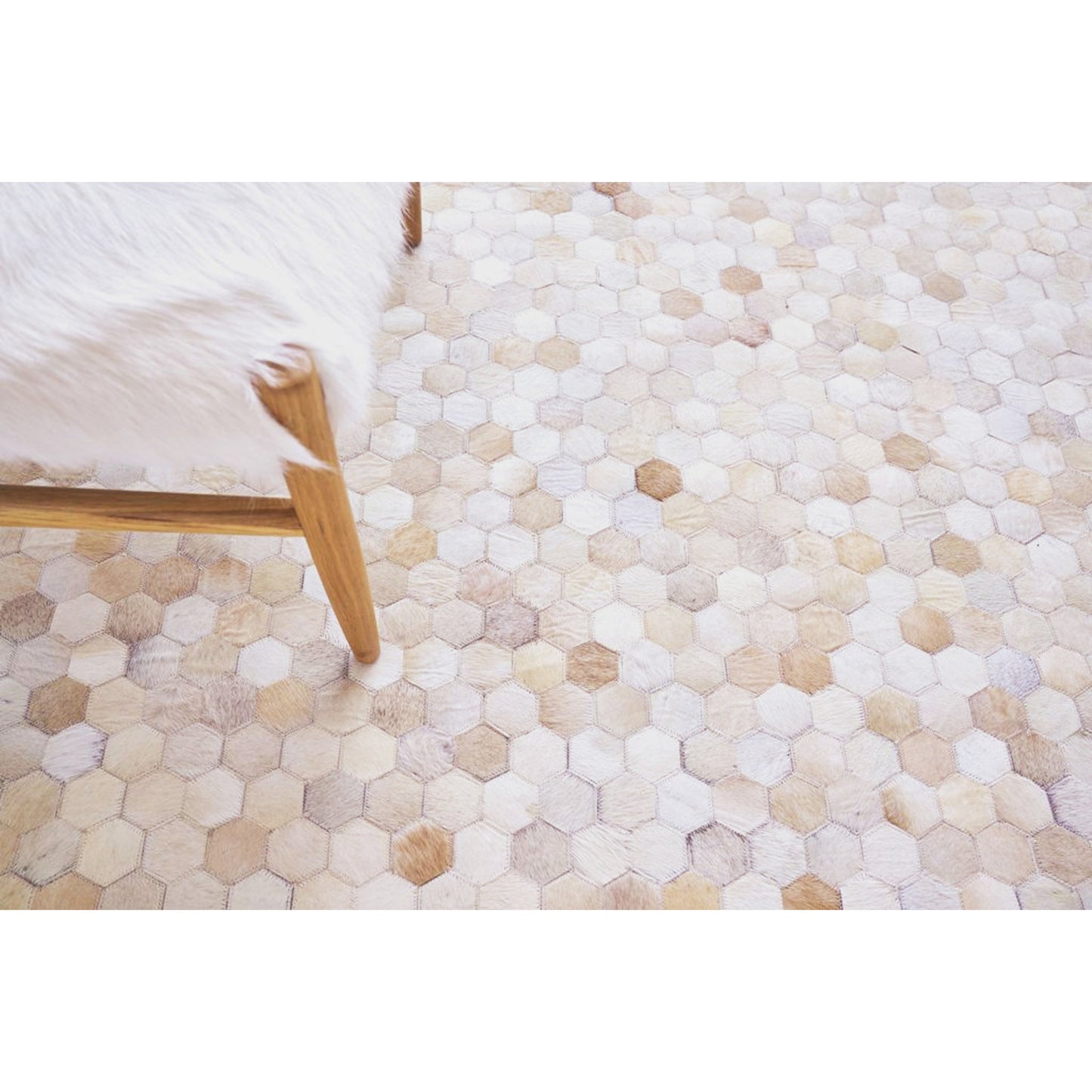 005 SI-1828885,SI-1828887 | Lifestyle | Mosaic Leather 4060 Rug by Exquisite Rugs in light beige. Made from leather hide in a unique style.