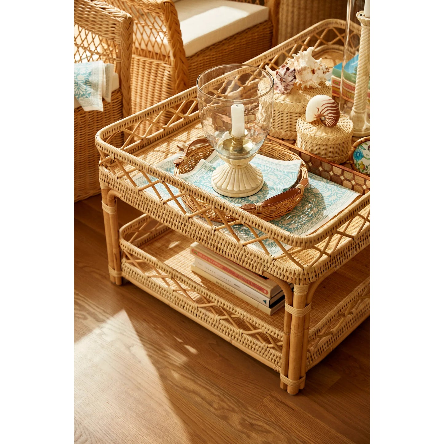 003 SI-2452996 | Lifestyle | Beaumont Hurricane by Chelsea House in white, cream, clear. Made from glass, bone in a modern style.