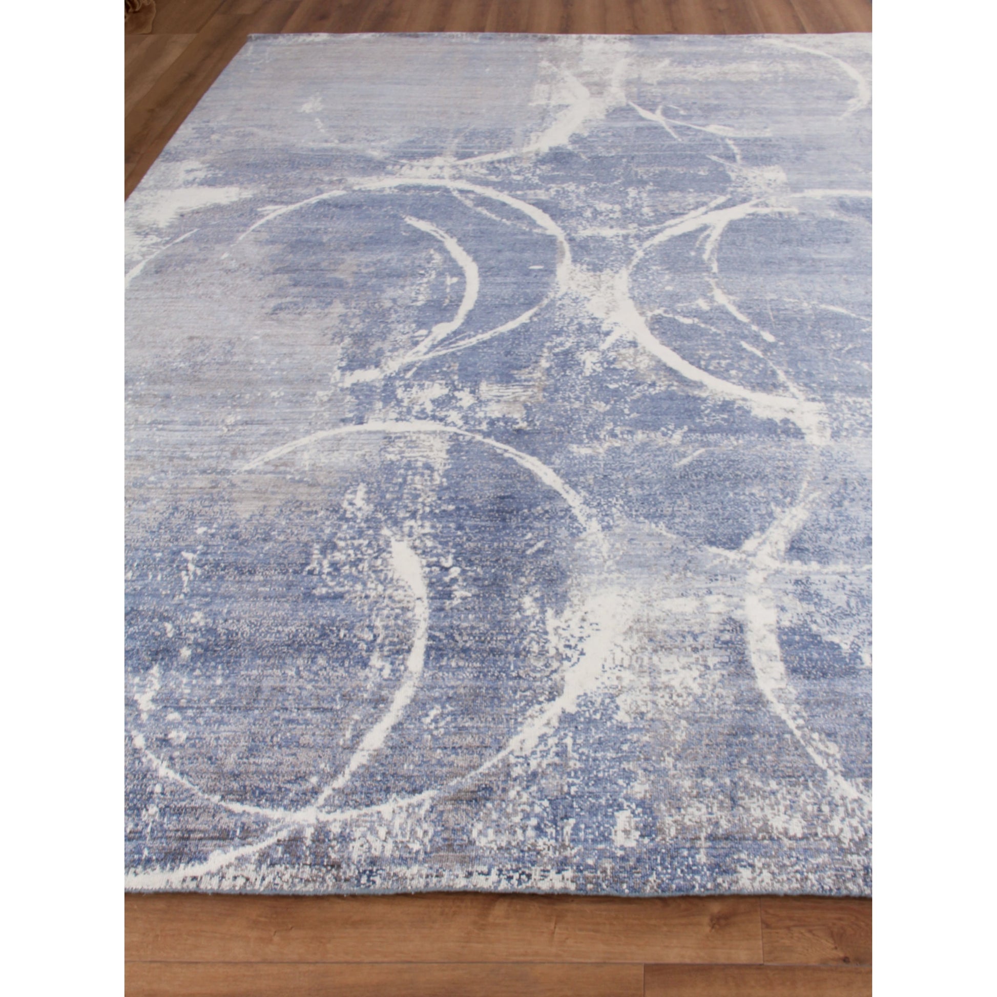 Fine Pure Silk 4225 Rug by Exquisite Rugs in blue, gray, ivory. Made from silk in a unique style.