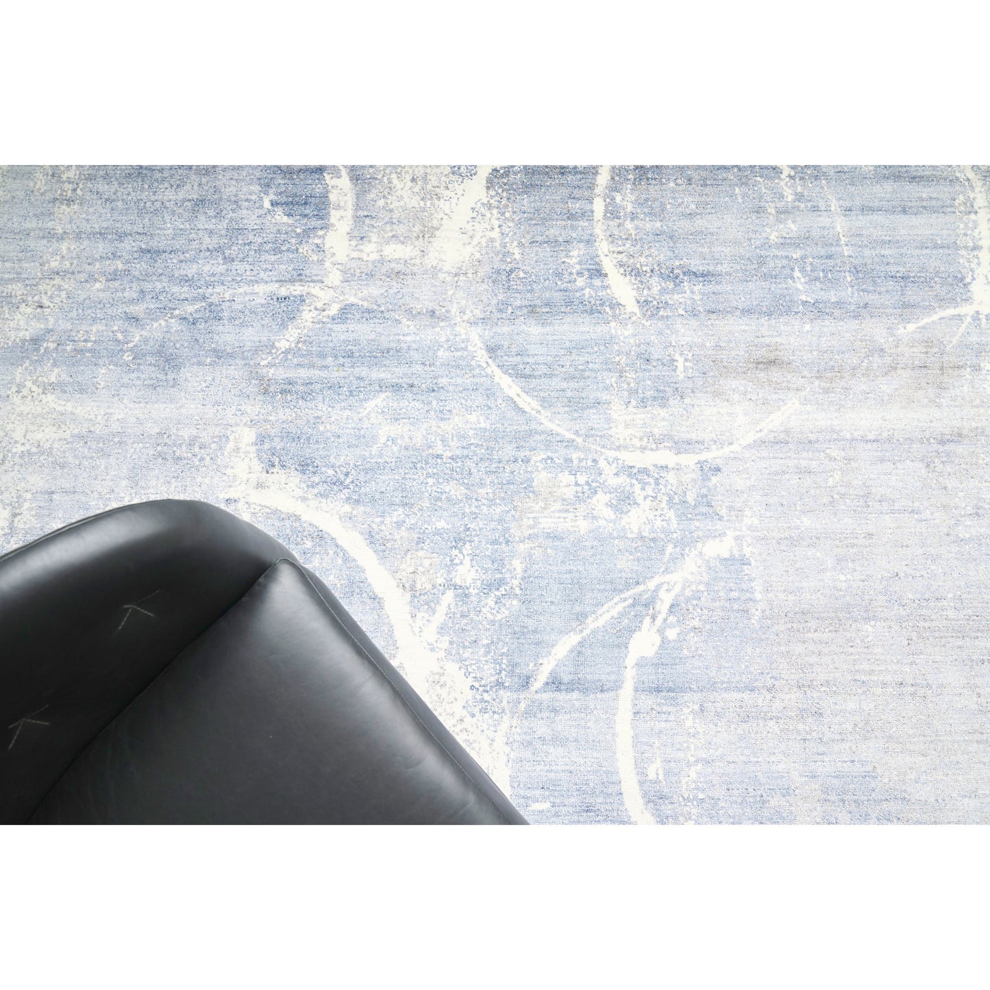 006 SI-2101250,SI-2293693 | Lifestyle | Fine Pure Silk 4225 Rug by Exquisite Rugs in blue, gray, ivory. Made from silk in a unique style.