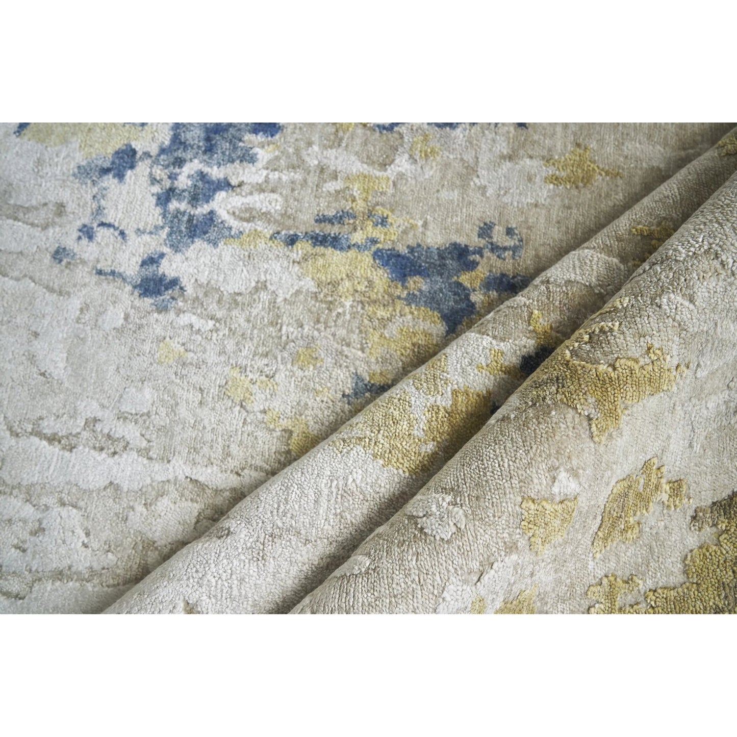 040 SI-2384114 | Closeup | Laureno Rug by Exquisite Rugs in beige, gold. Made from bamboo silk in a unique style.