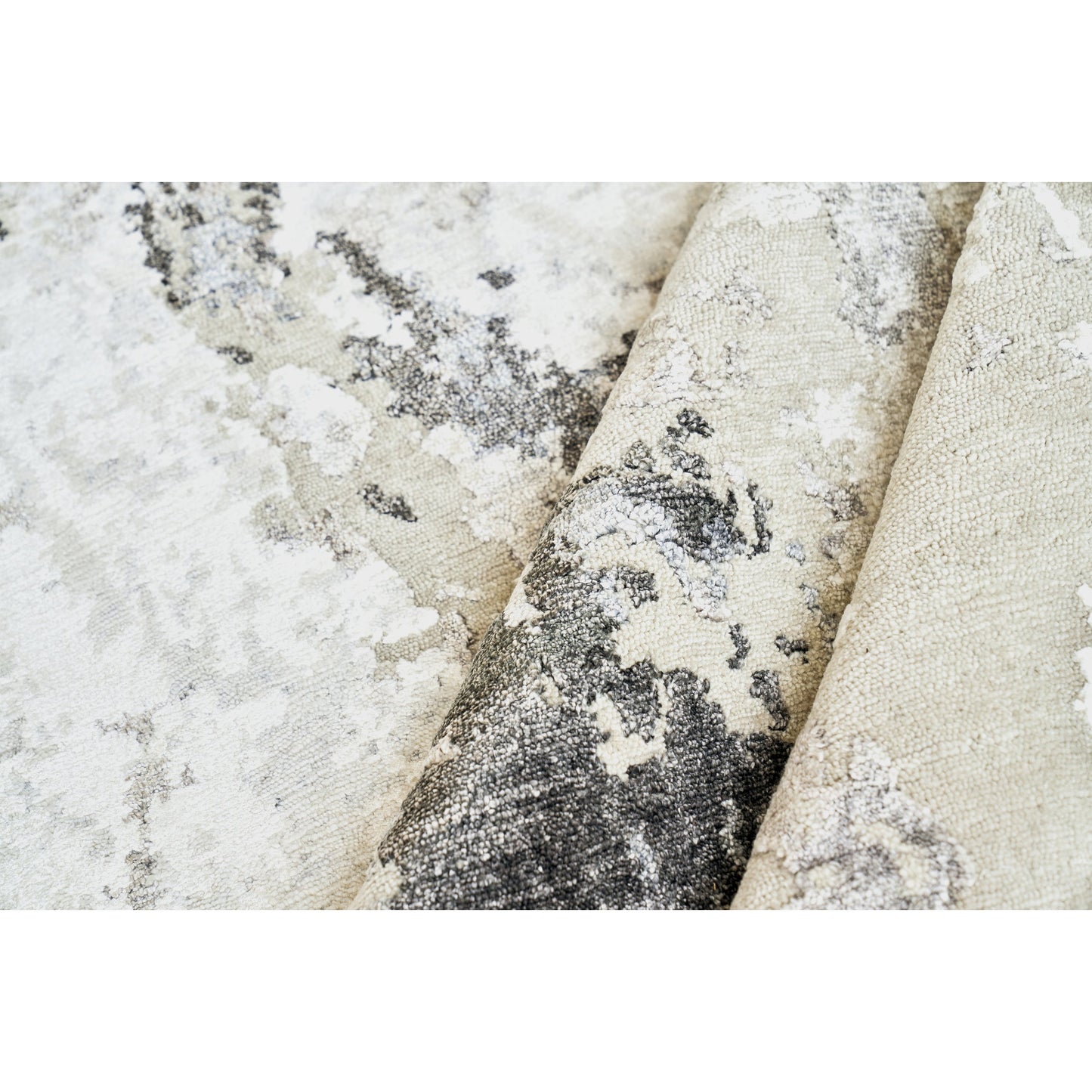 007 SI-1827833,SI-1827834,SI-1827835,SI-1827836,SI-1827837 | Closeup | Cosmo 4345 Rug by Exquisite Rugs in silver, gray, ivory. Made from wool, bamboo silk in a unique style.