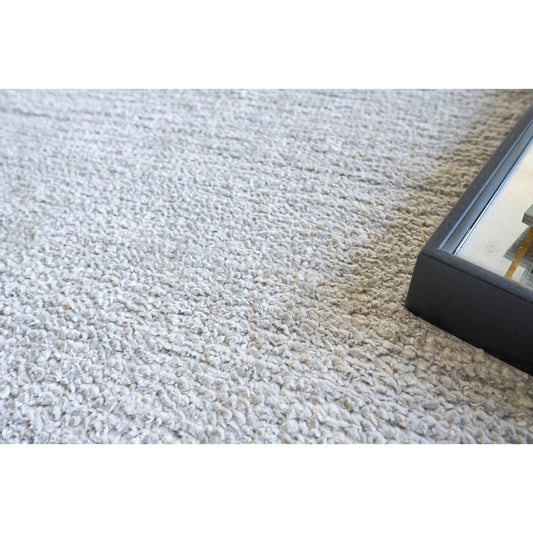 Plush 4640 Rug by Exquisite Rugs in chrome. Made from bamboo silk, new zealand wool in a unique style.